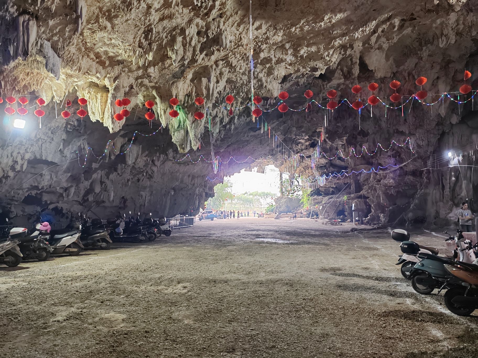 岩和山洞旅行图片 1
