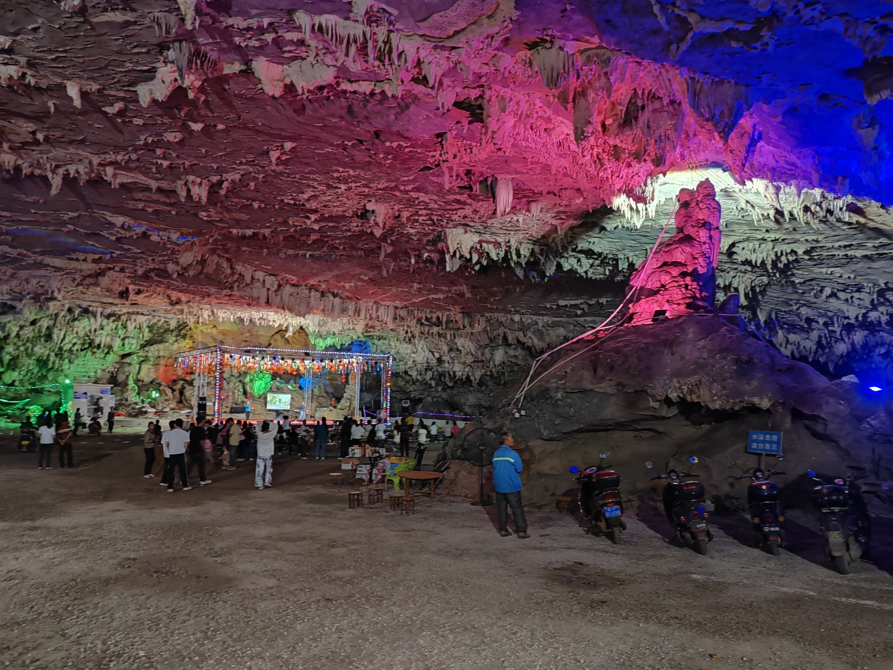 岩和山洞旅行图片 2