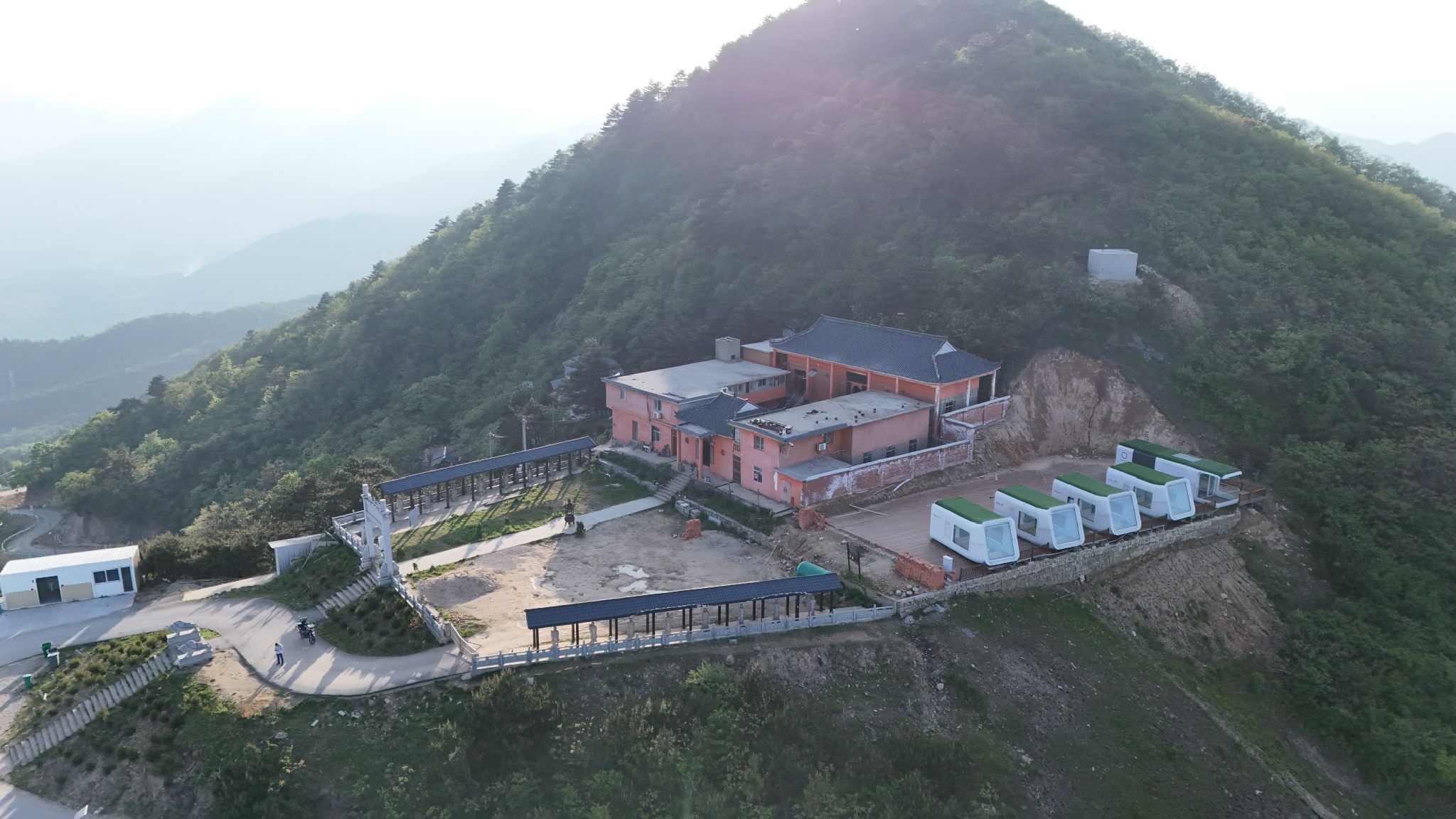 牛草山太空舱营地