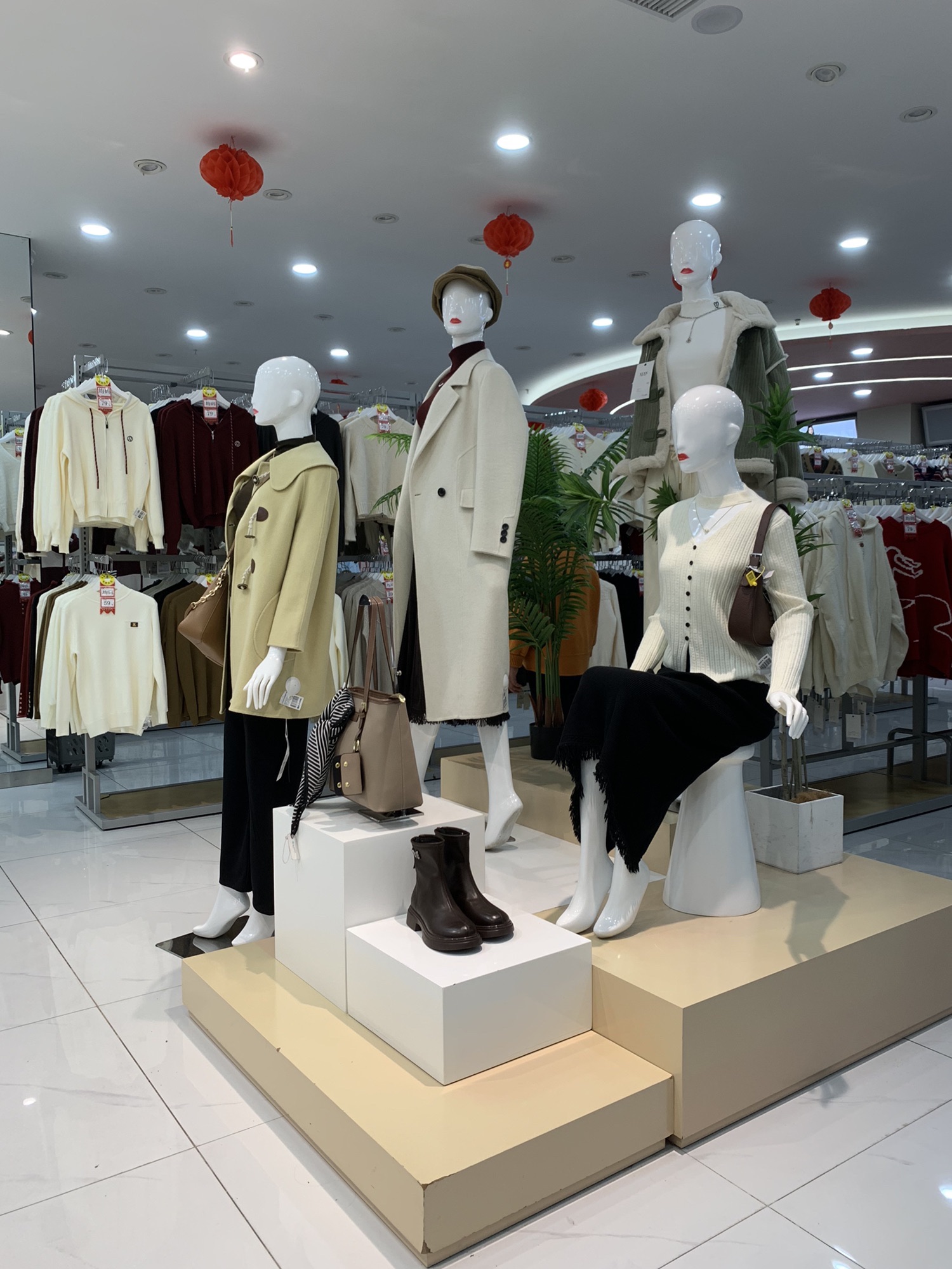 衣广汇服装批发城(郧阳购物广场店)