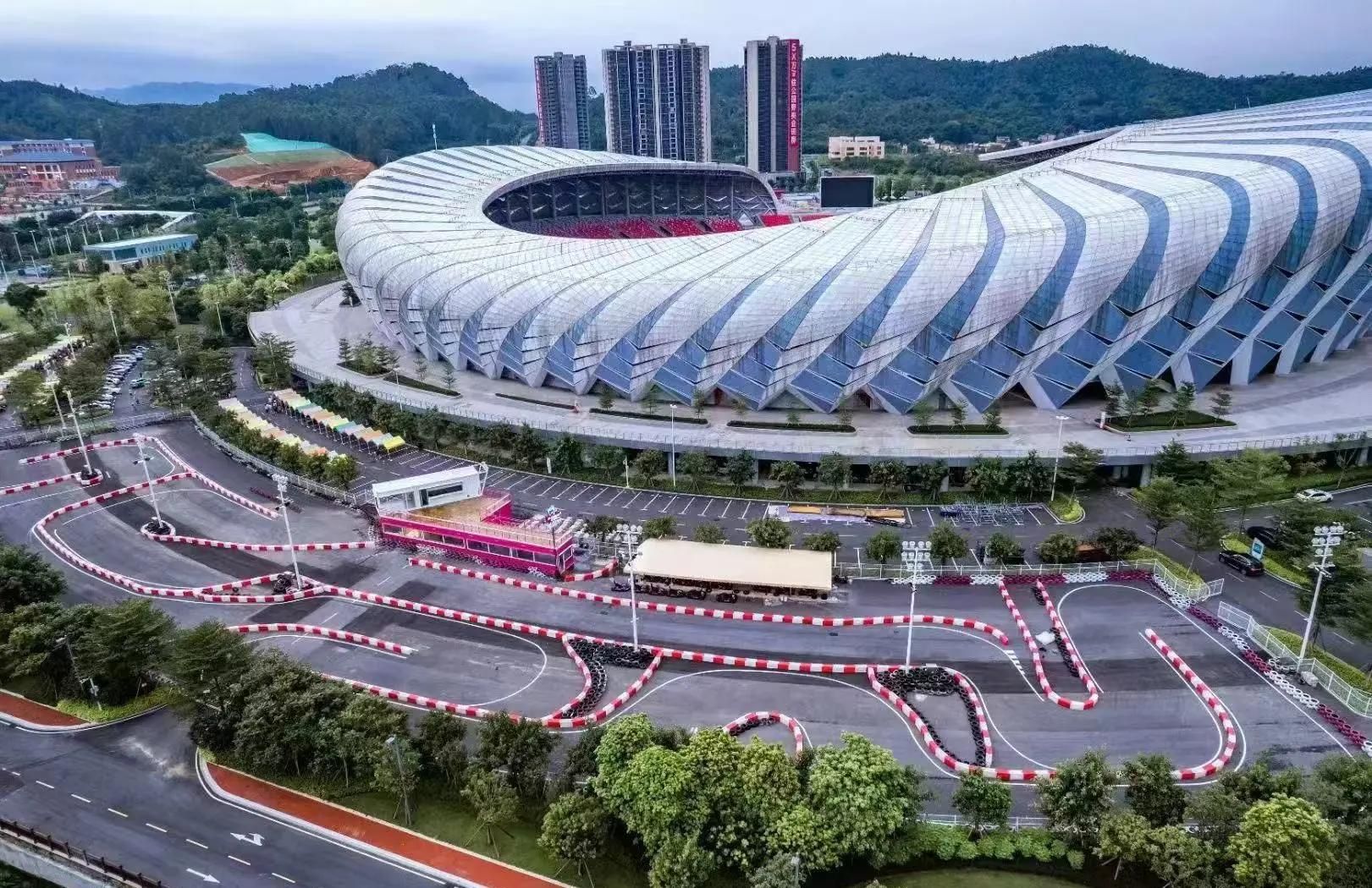 清远体育中心地面停车场
