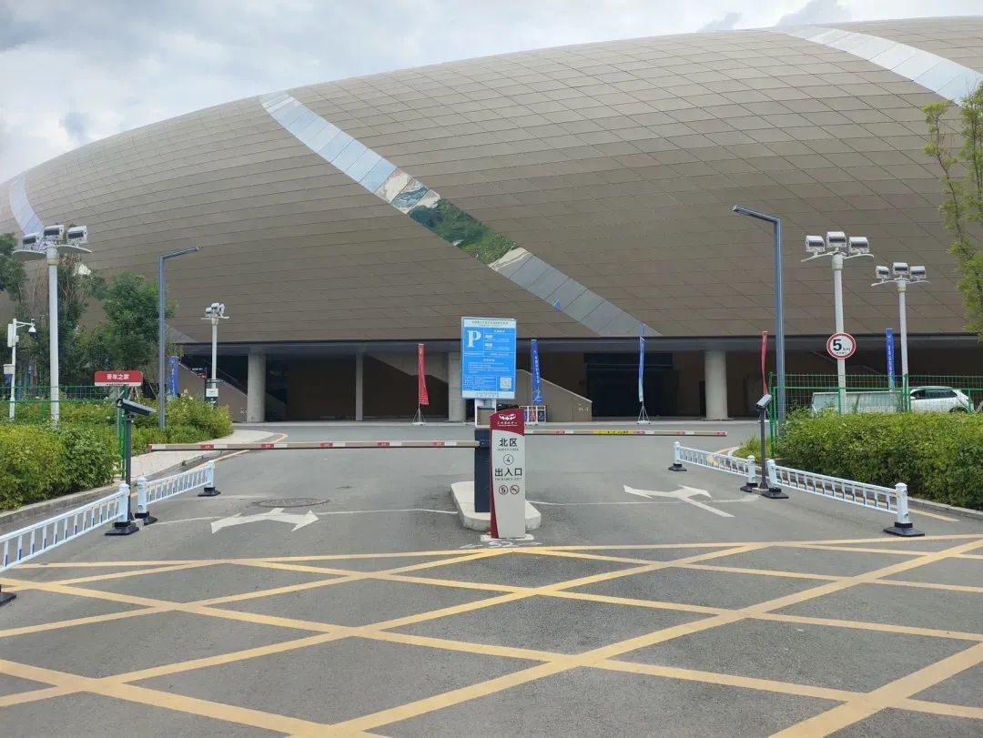 清远体育中心地面停车场