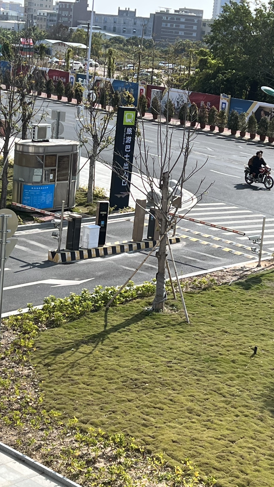 旅游巴士内部地面停车场(出入口)
