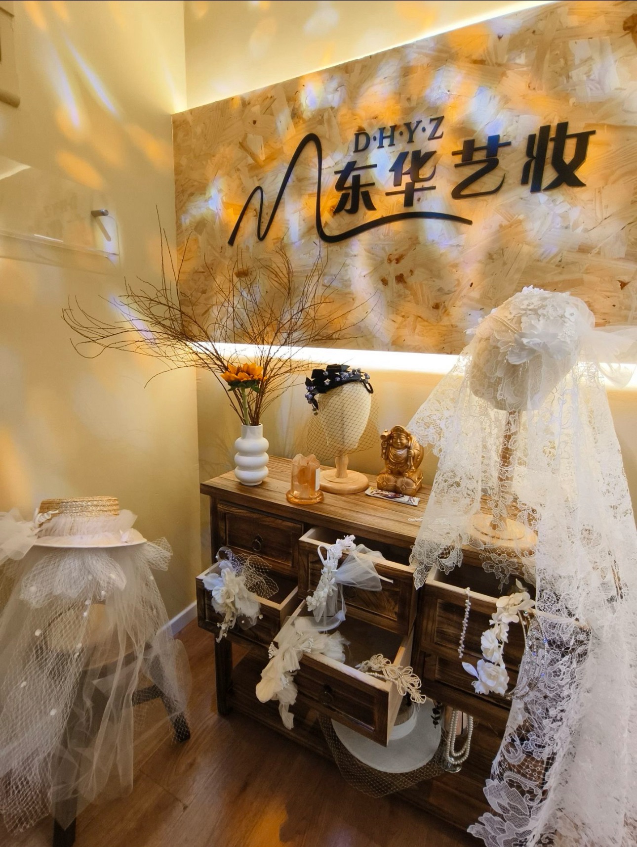 东华艺妆造型·培训·婚纱租赁(大连罗斯福广场店)