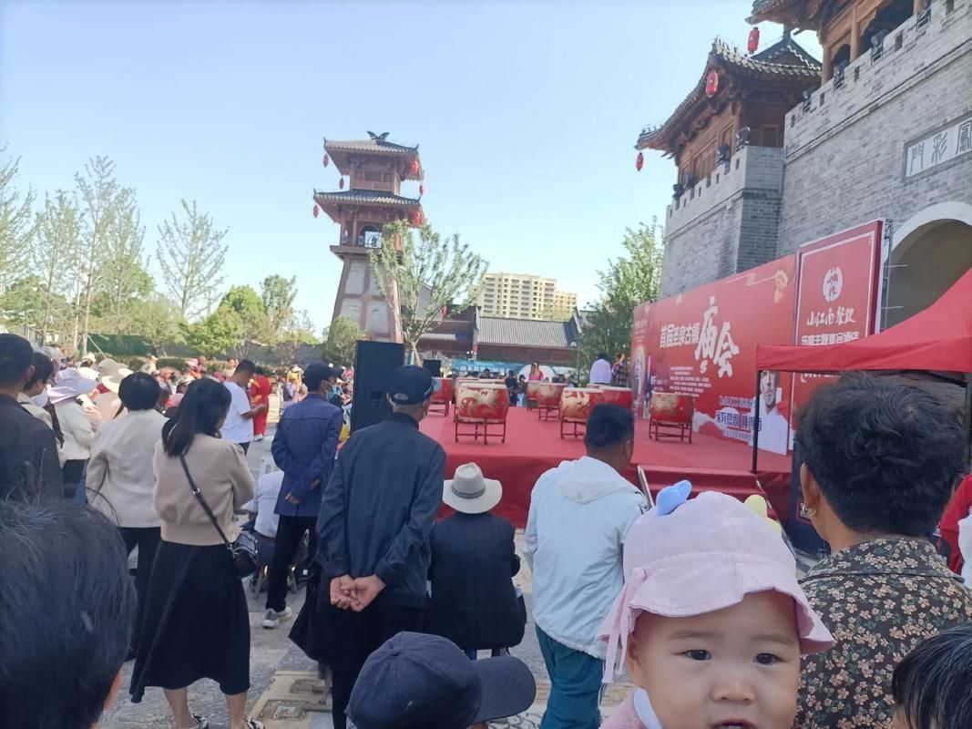 安兴·水墨圣泉古镇凤彩门广场旅行图片 3