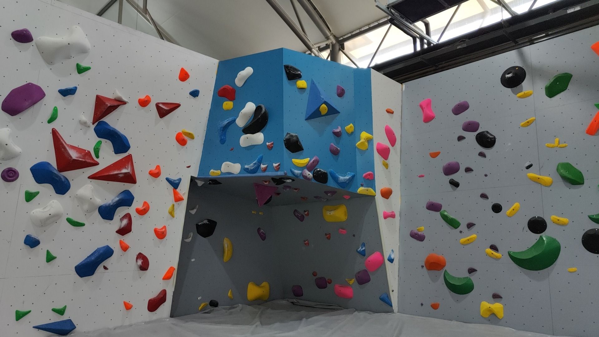 场地封面-耀岩攀岩(锦荟港店)