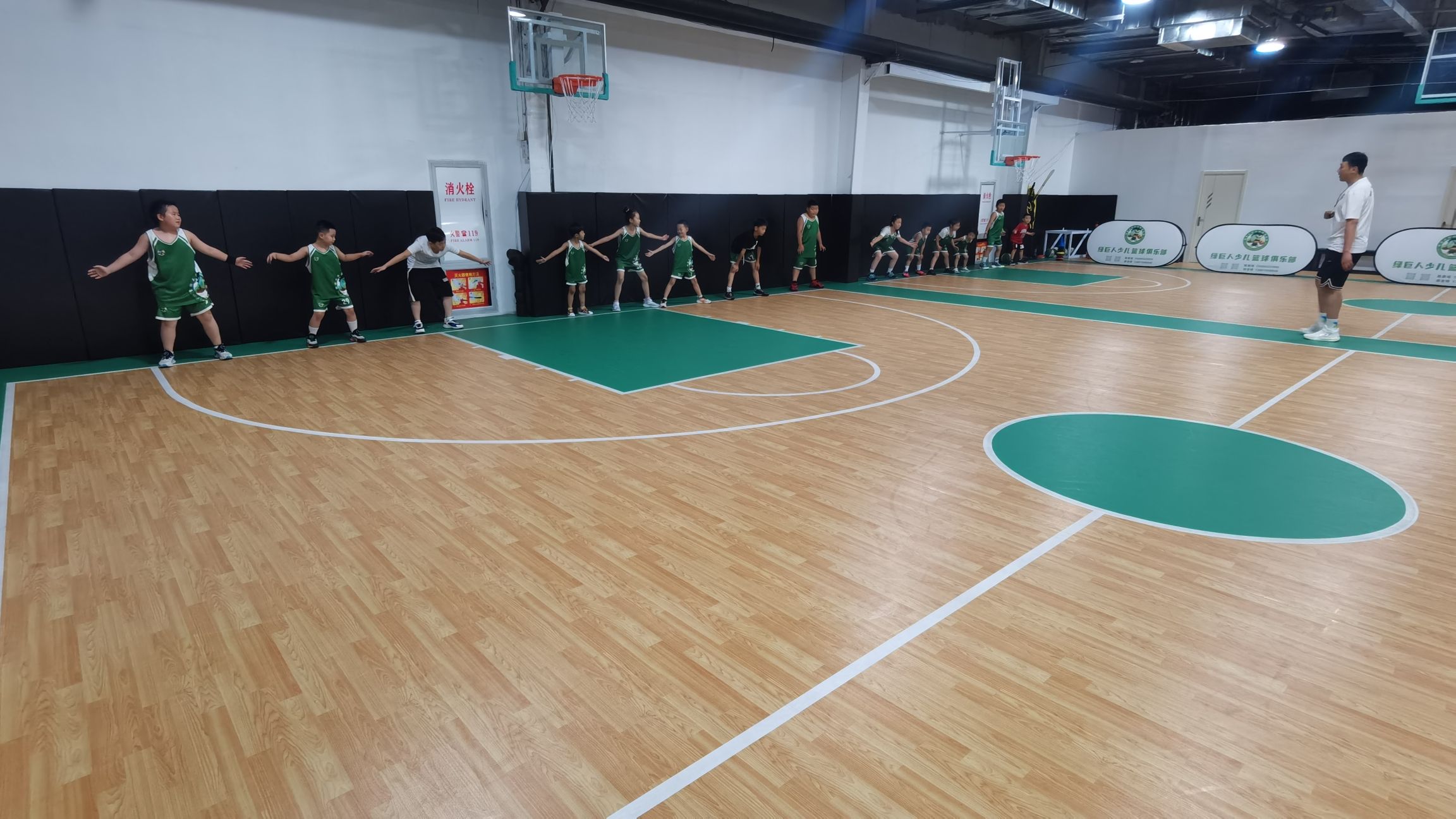 绿巨人少儿篮球俱乐部(星东天地生活购物广场店)