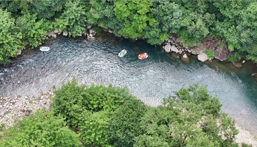 六春湖生态漂流景区