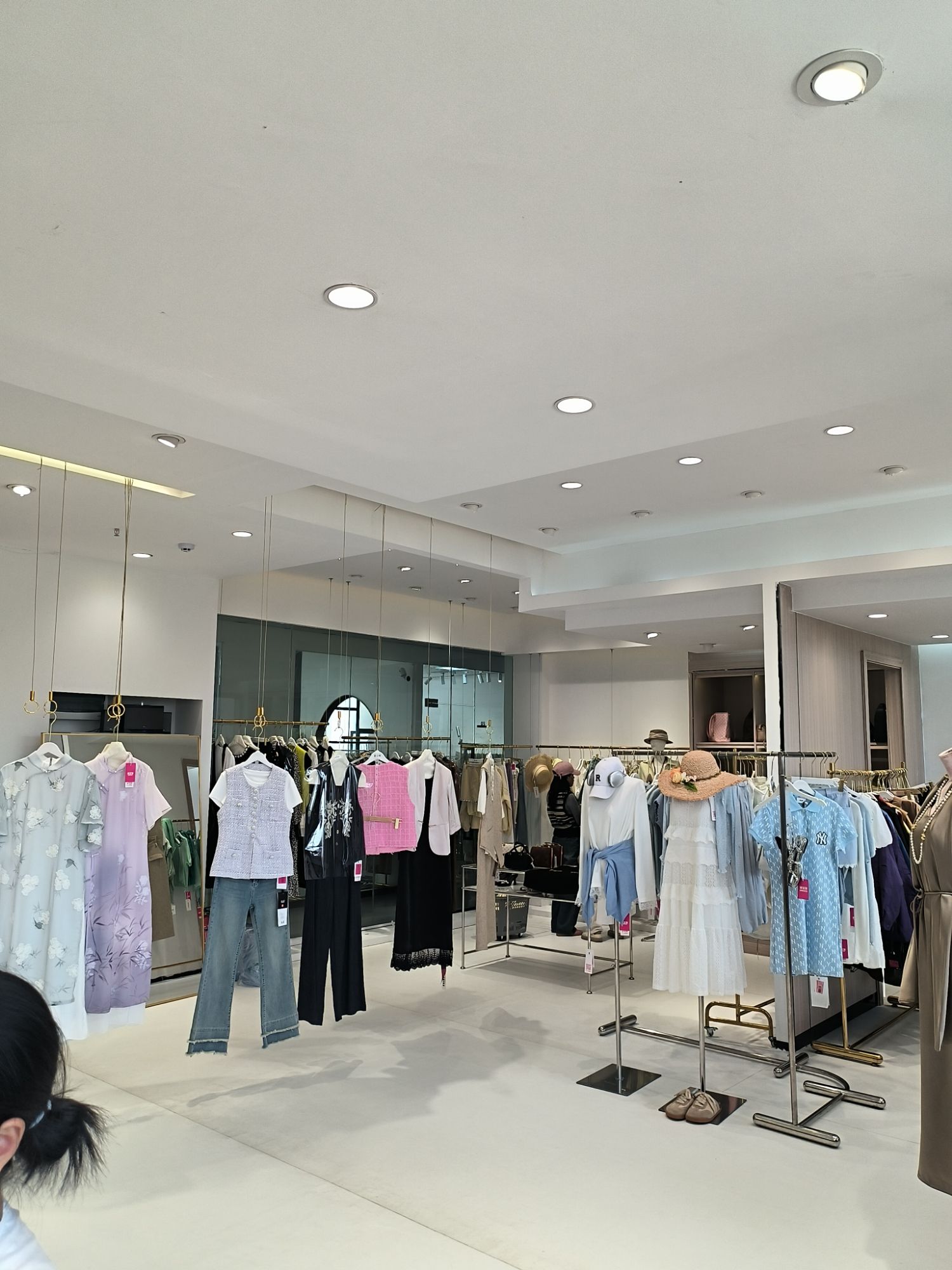 珠海真宝瑞艾依品牌折扣女装特卖(前山店)