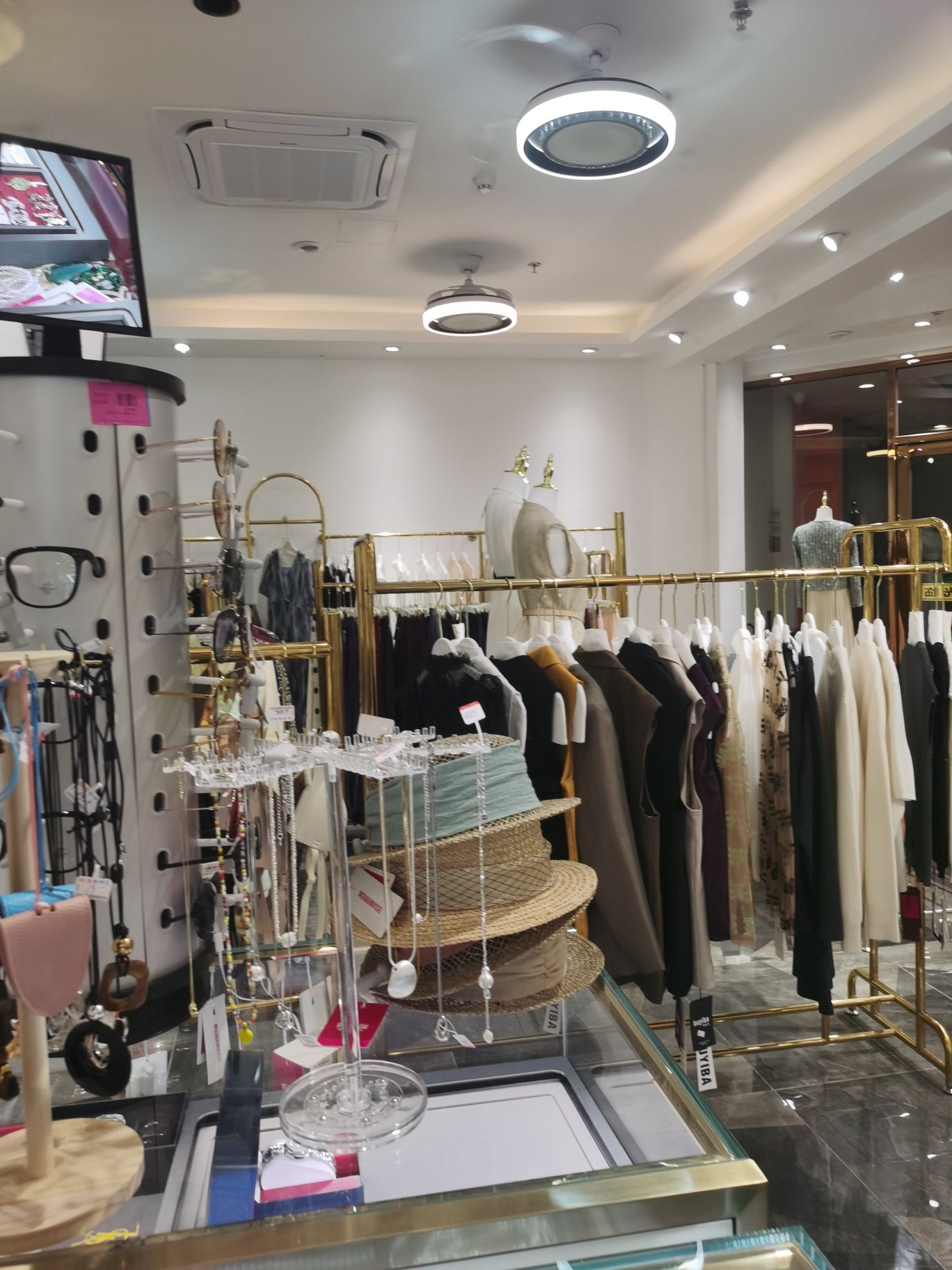珠海真宝瑞艾依品牌折扣女装特卖(前山店)