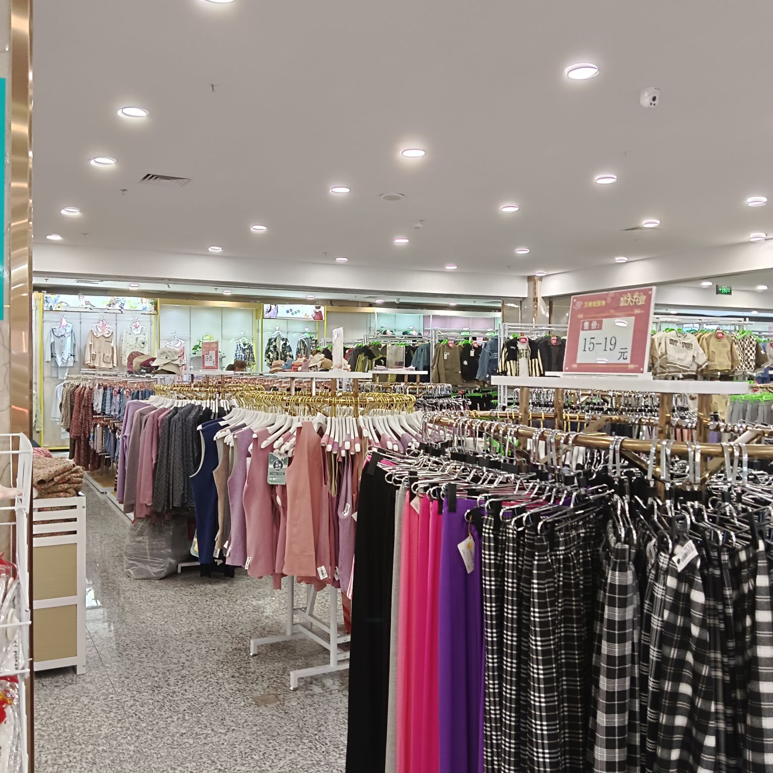 万绣城服装超市(万汇商场店)