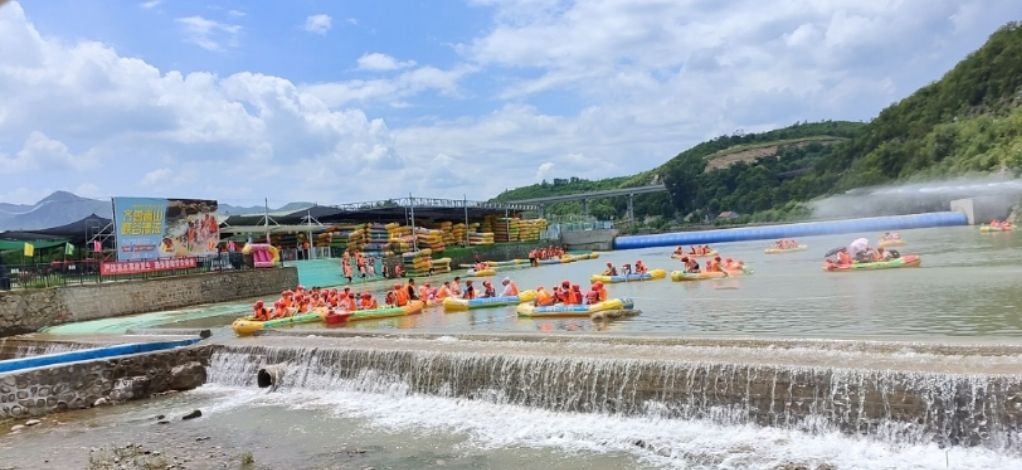 齐鲁嵩山峡谷漂流游客中心