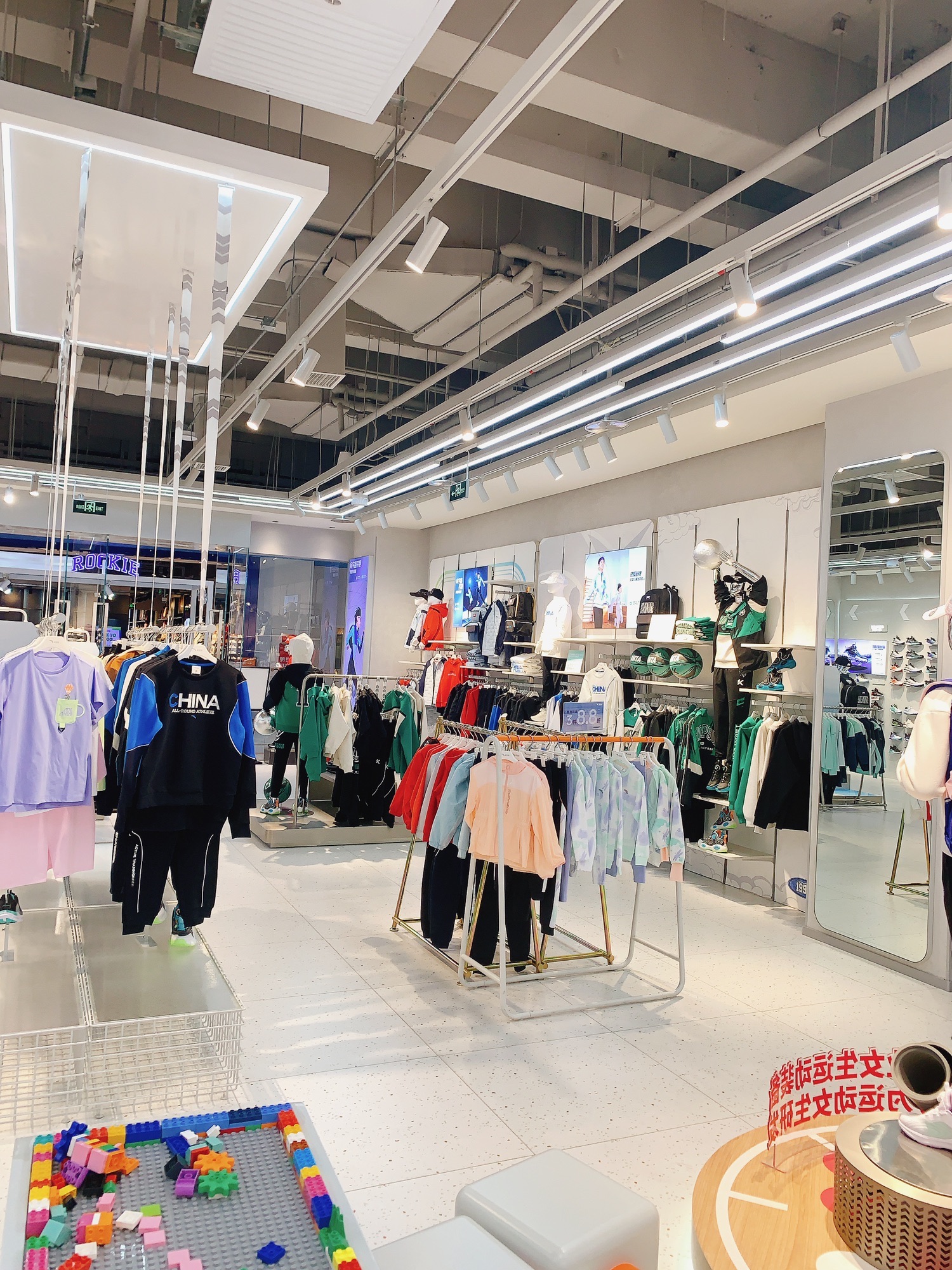 安踏(房山龙湖天街店)