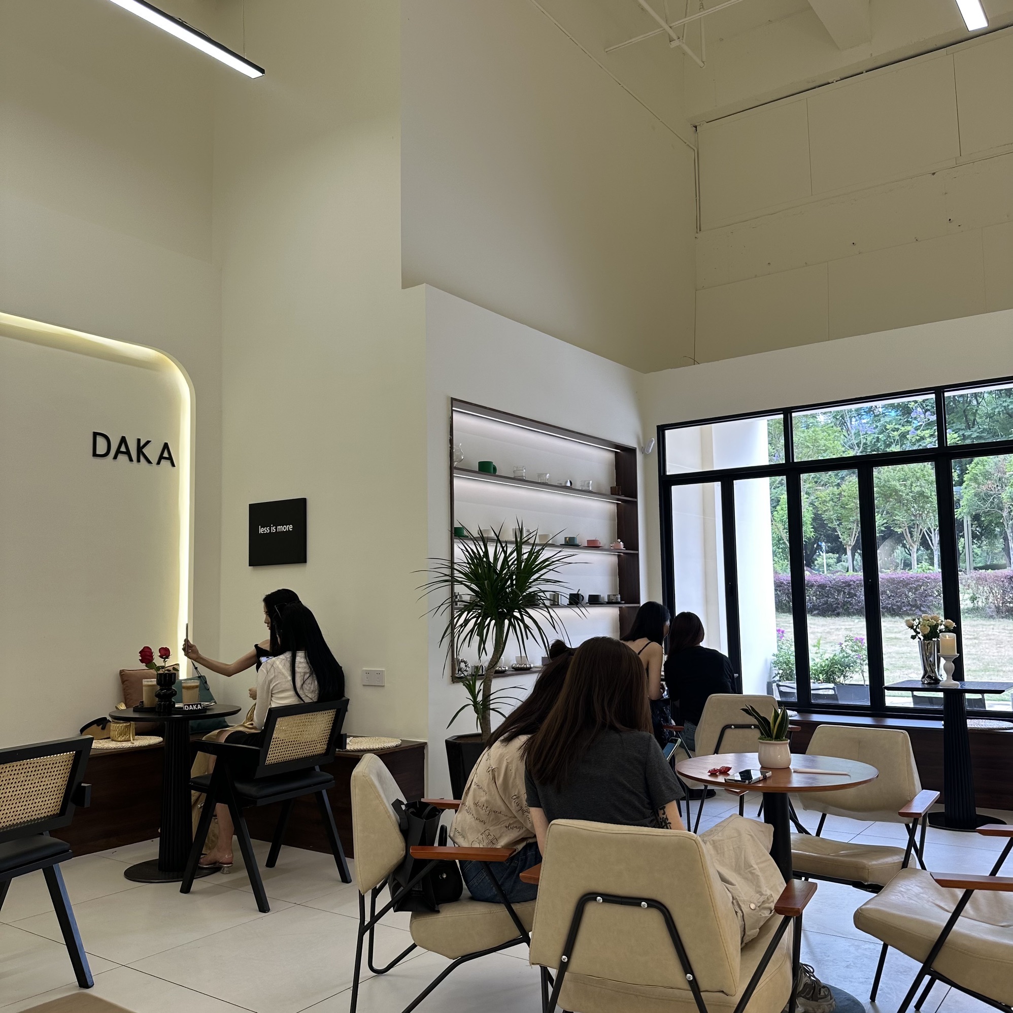 Daka Coffee服装集合店