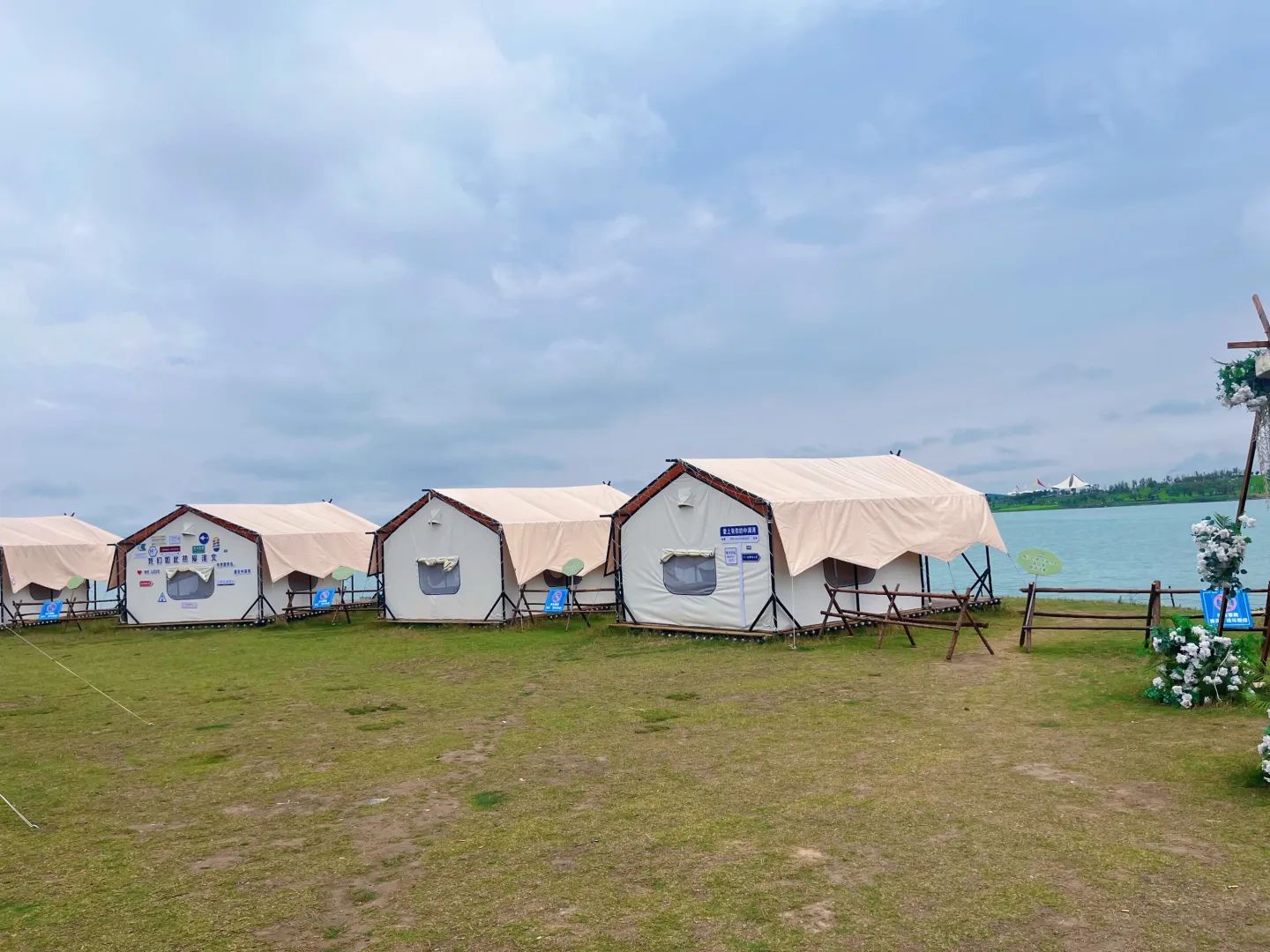 中湖湾自助烤肉碳锅烧烤大虾露营地
