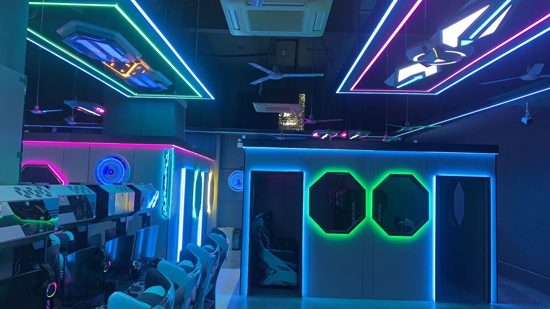 好游戏·鲨鱼电竞网络会所