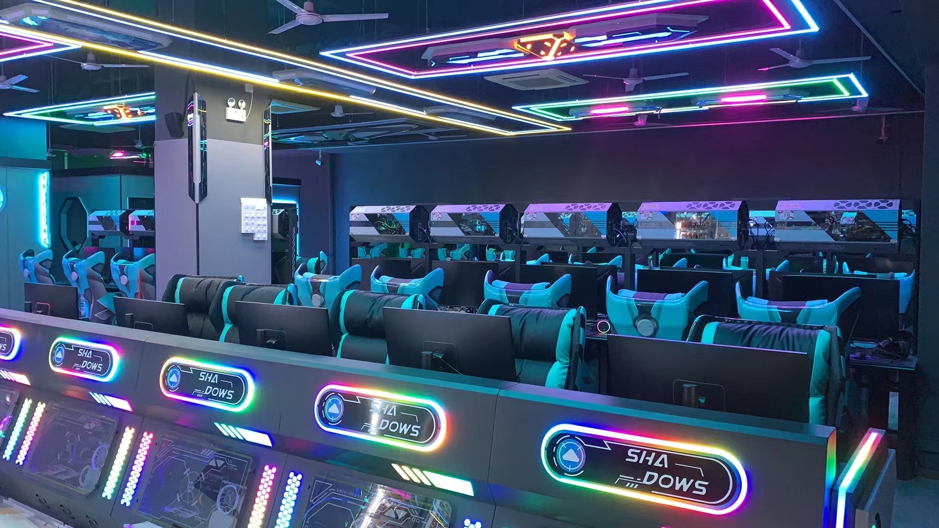 好游戏·鲨鱼电竞网络会所