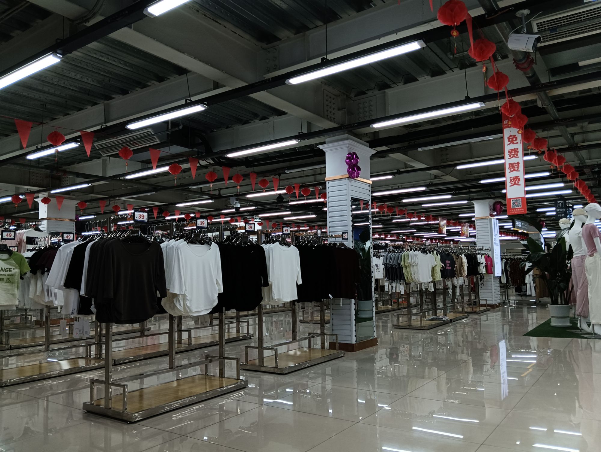卓衣汇服装批发超市