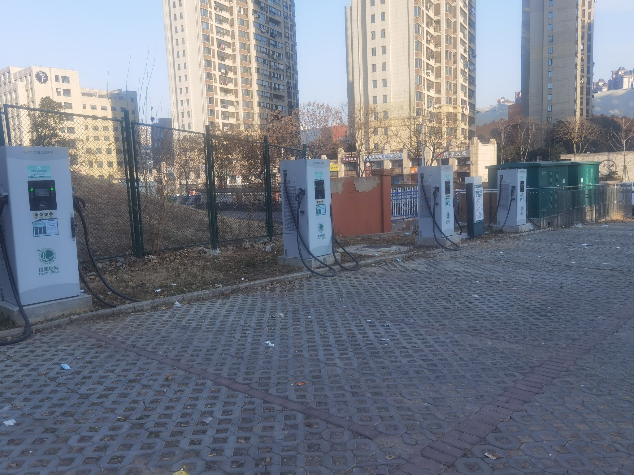 国家电网汽车充电站(安徽省铜陵市铜官区第四中学杨村校区旁停车场充电站)