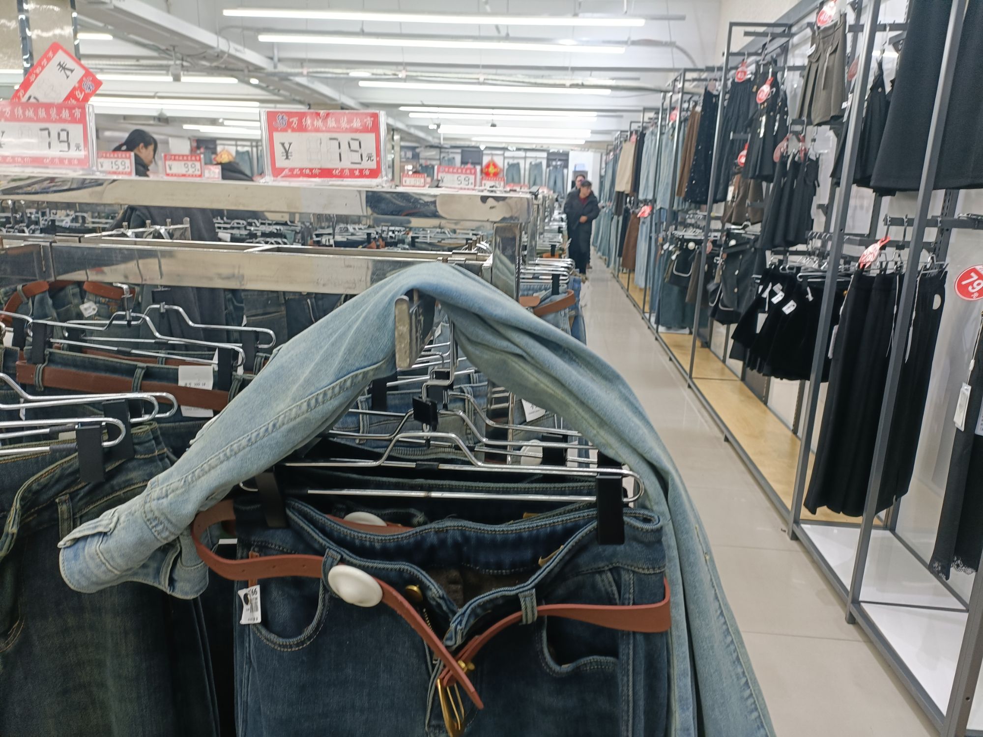 万绣城服装超市(万佳购物广场店)