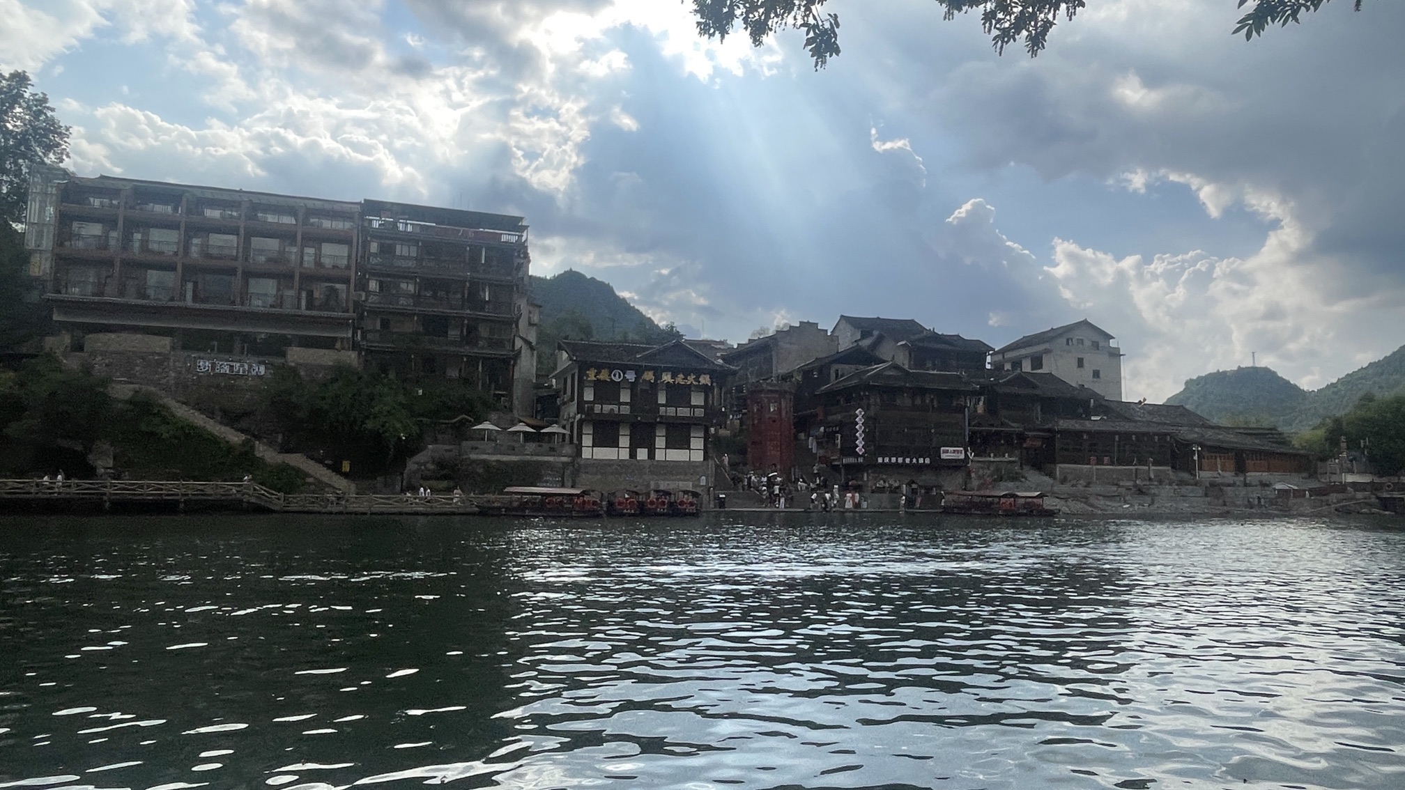一脚踏三省地标旅行图片 1