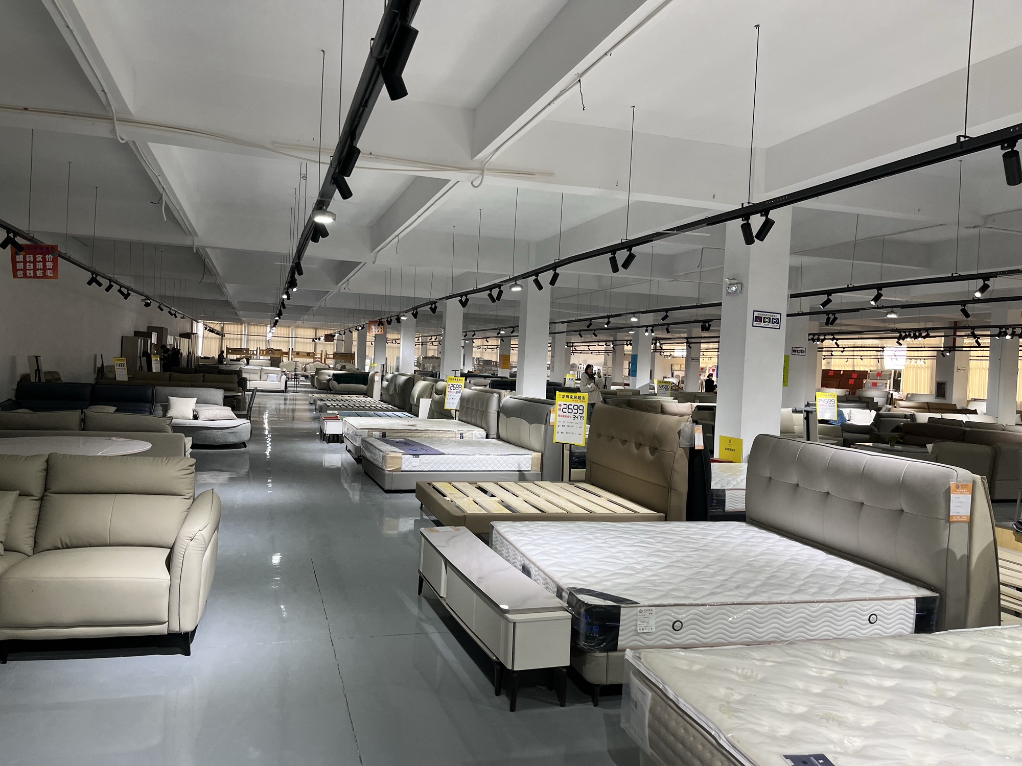 武汉龙田家具超市(江夏店)