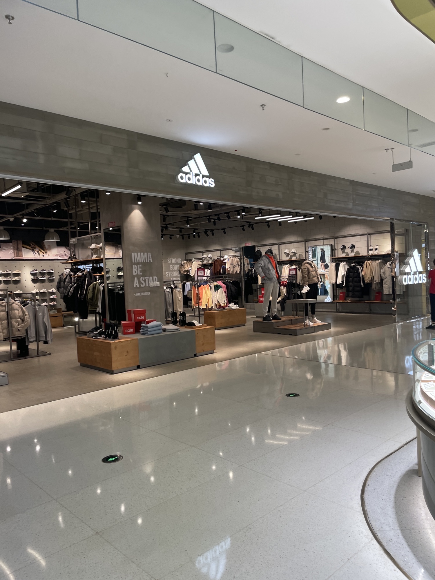 阿迪达斯(承德万达广场店)