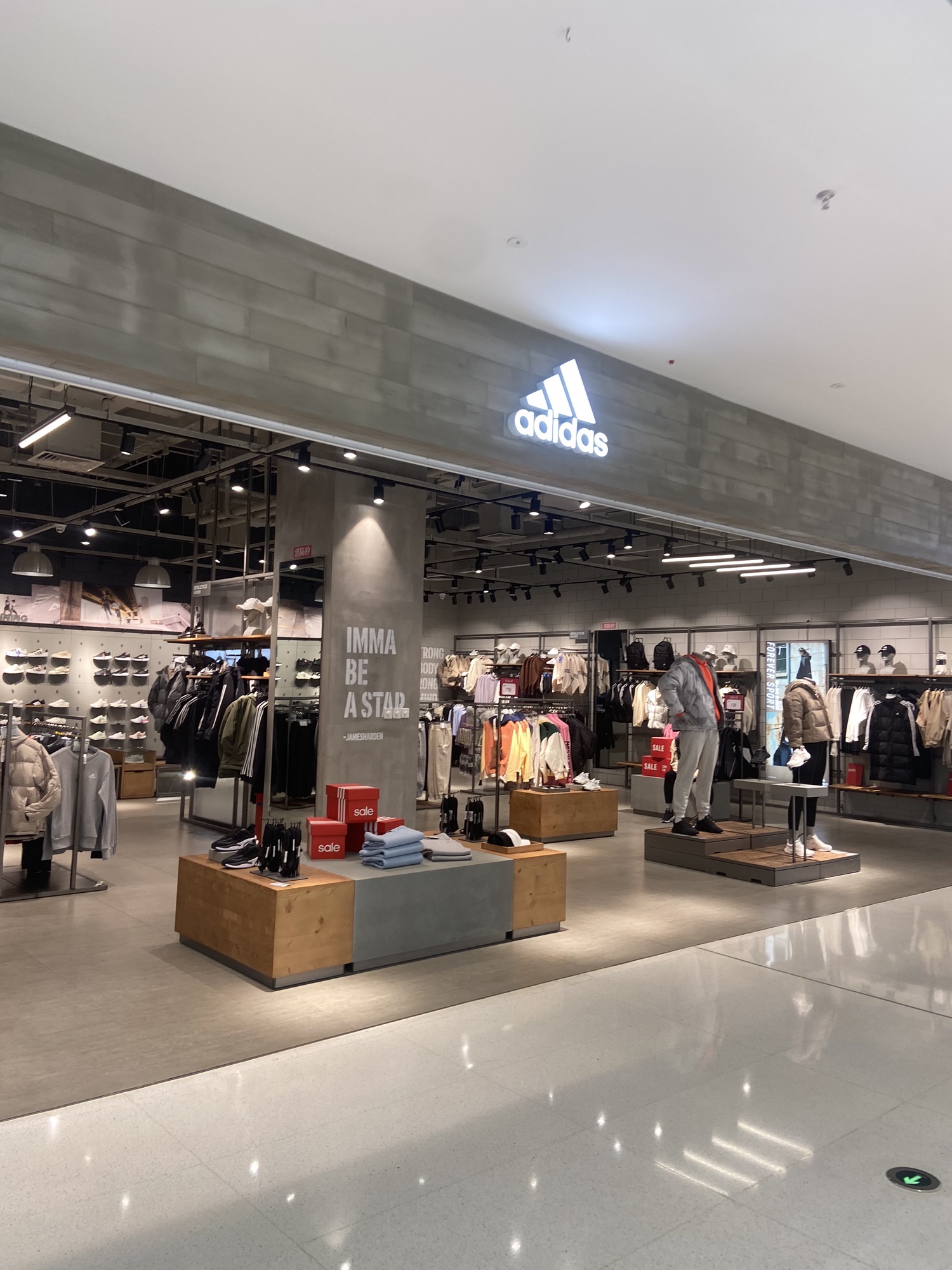 阿迪达斯(承德万达广场店)
