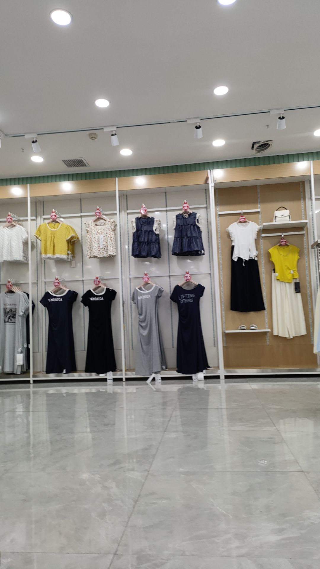 万客来服装超市(方圆荟·御园时代广场店)