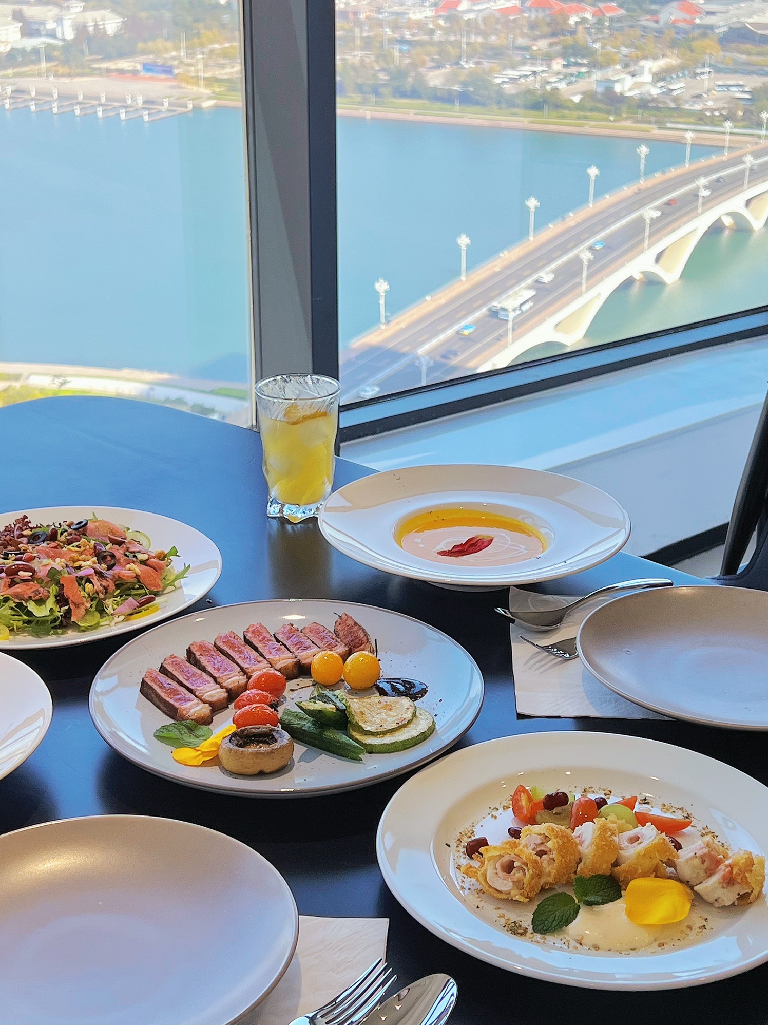 AT FIRST海景餐厅(日照天德海景城A楼店)