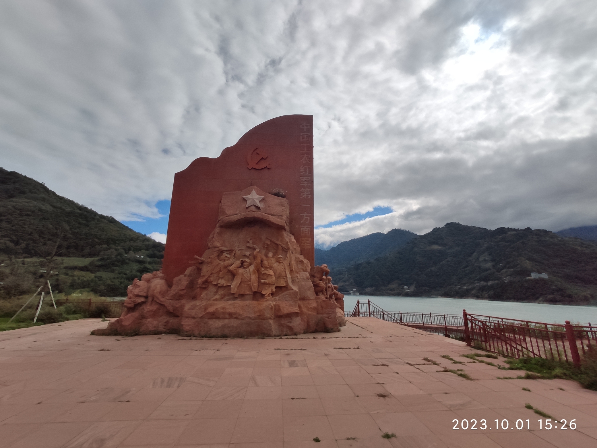 中国工农红军翻越夹金山纪念碑旅行图片 1