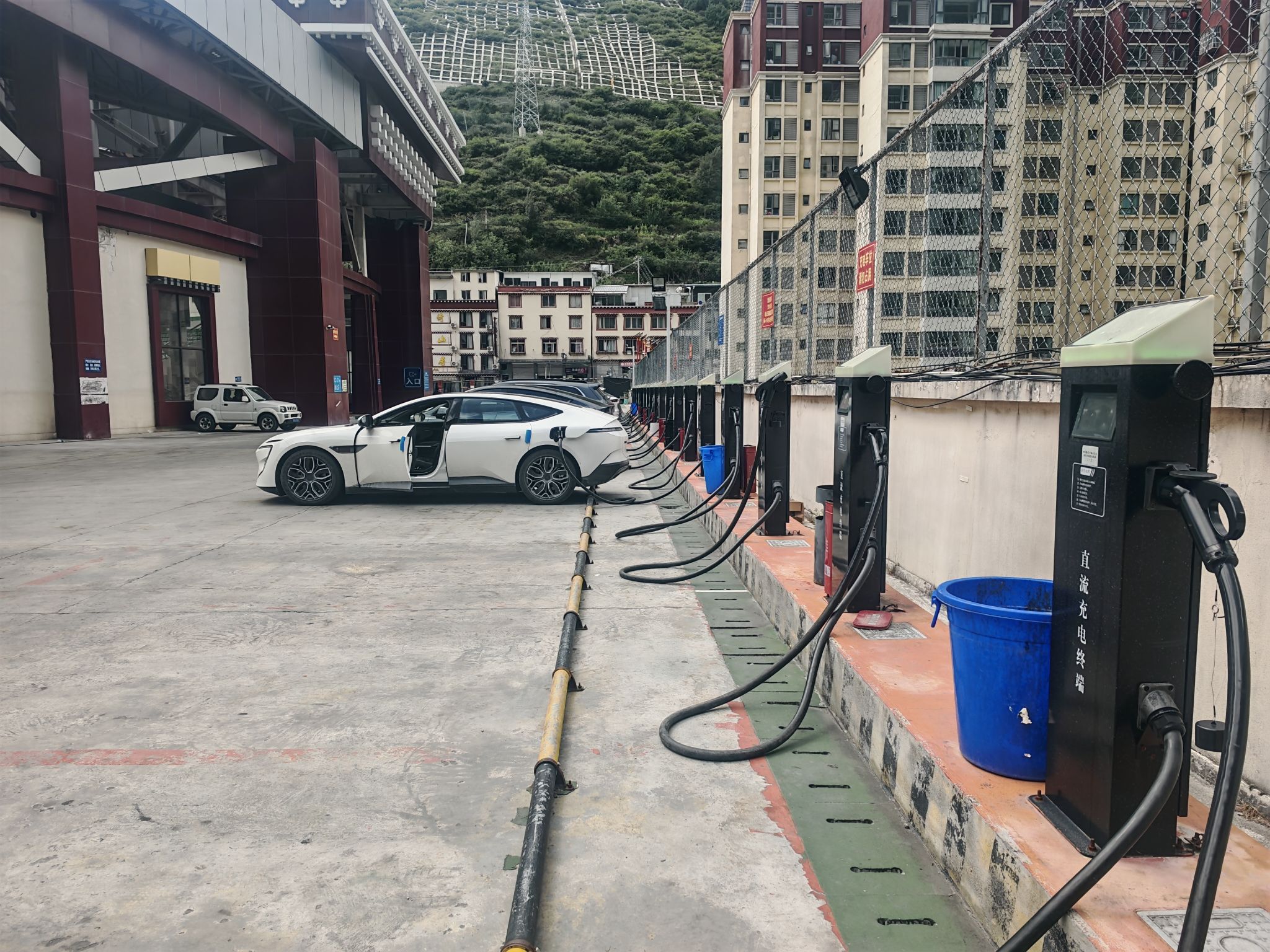 达克云汽车充电站(康定城北超级快充电站)
