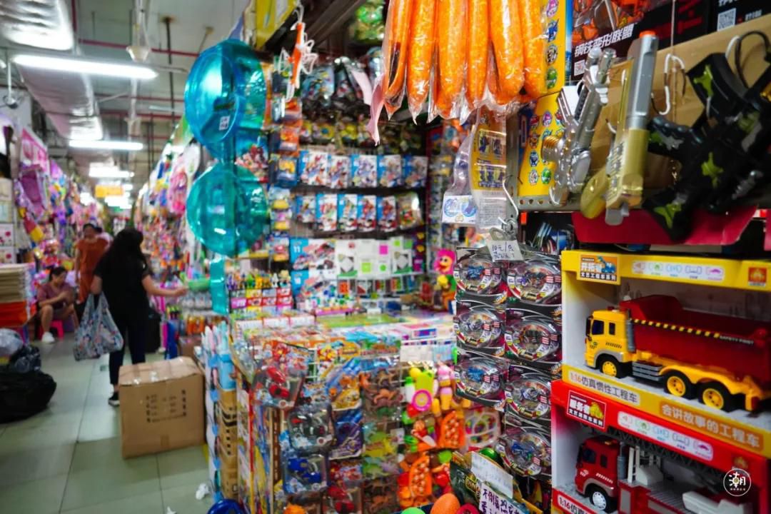 澄海玩具批发市场特价库存箱批散批