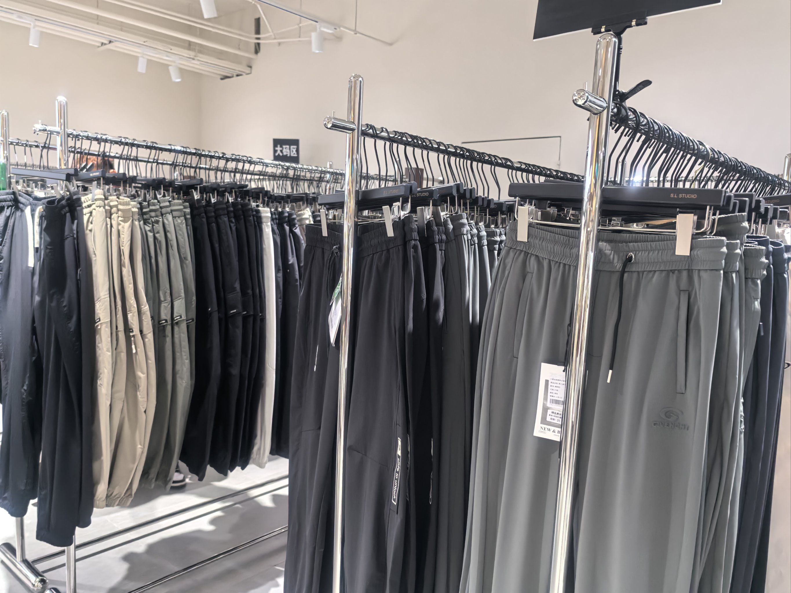 十里自助服装仓储店