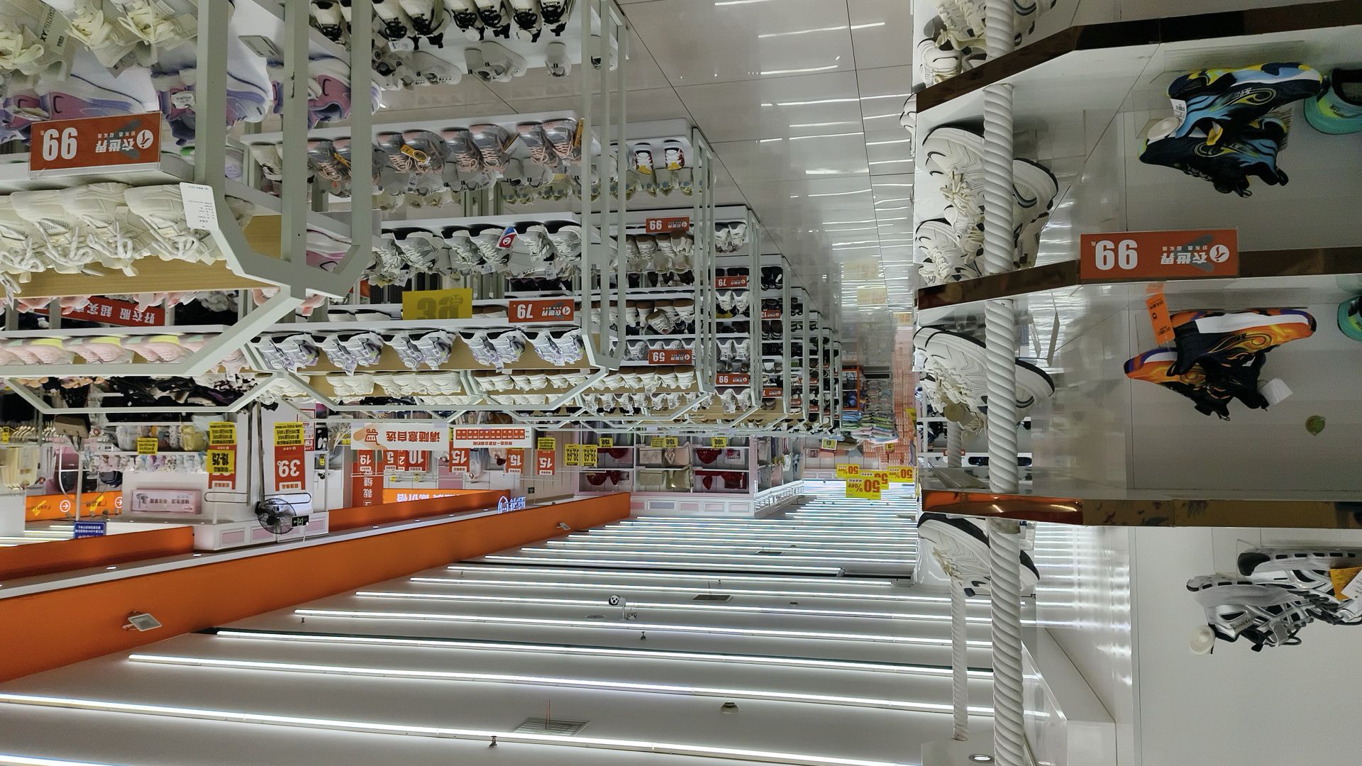 衣世界服装批发城(城市之芯店)