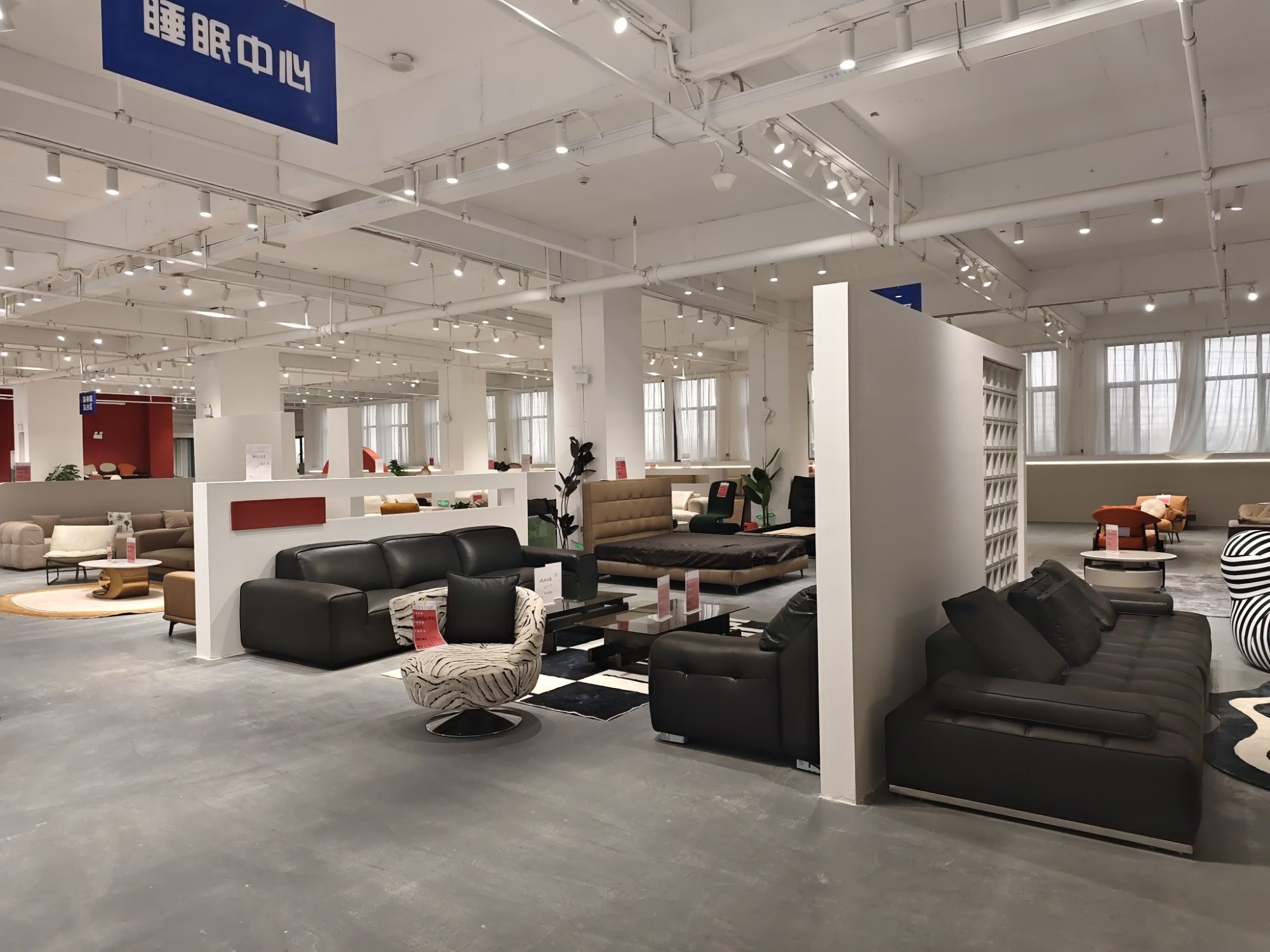 小仟同学家具仓储店