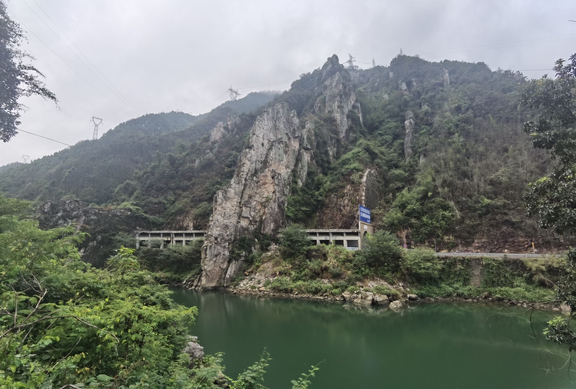 狗爬崖旅行图片 2