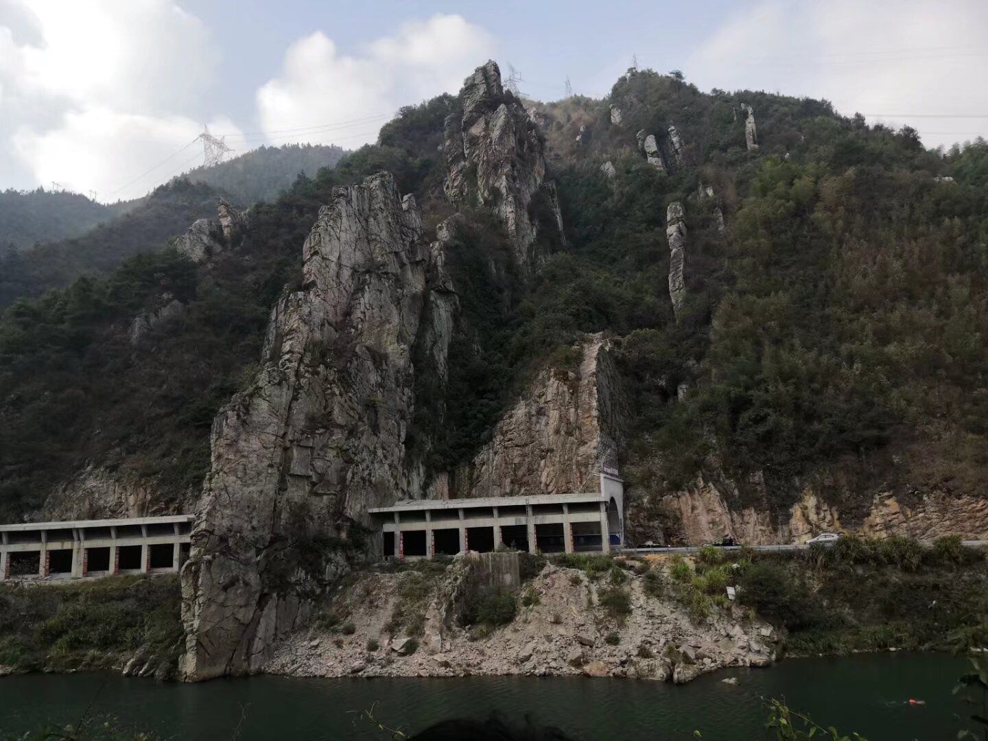 狗爬崖旅行图片 1
