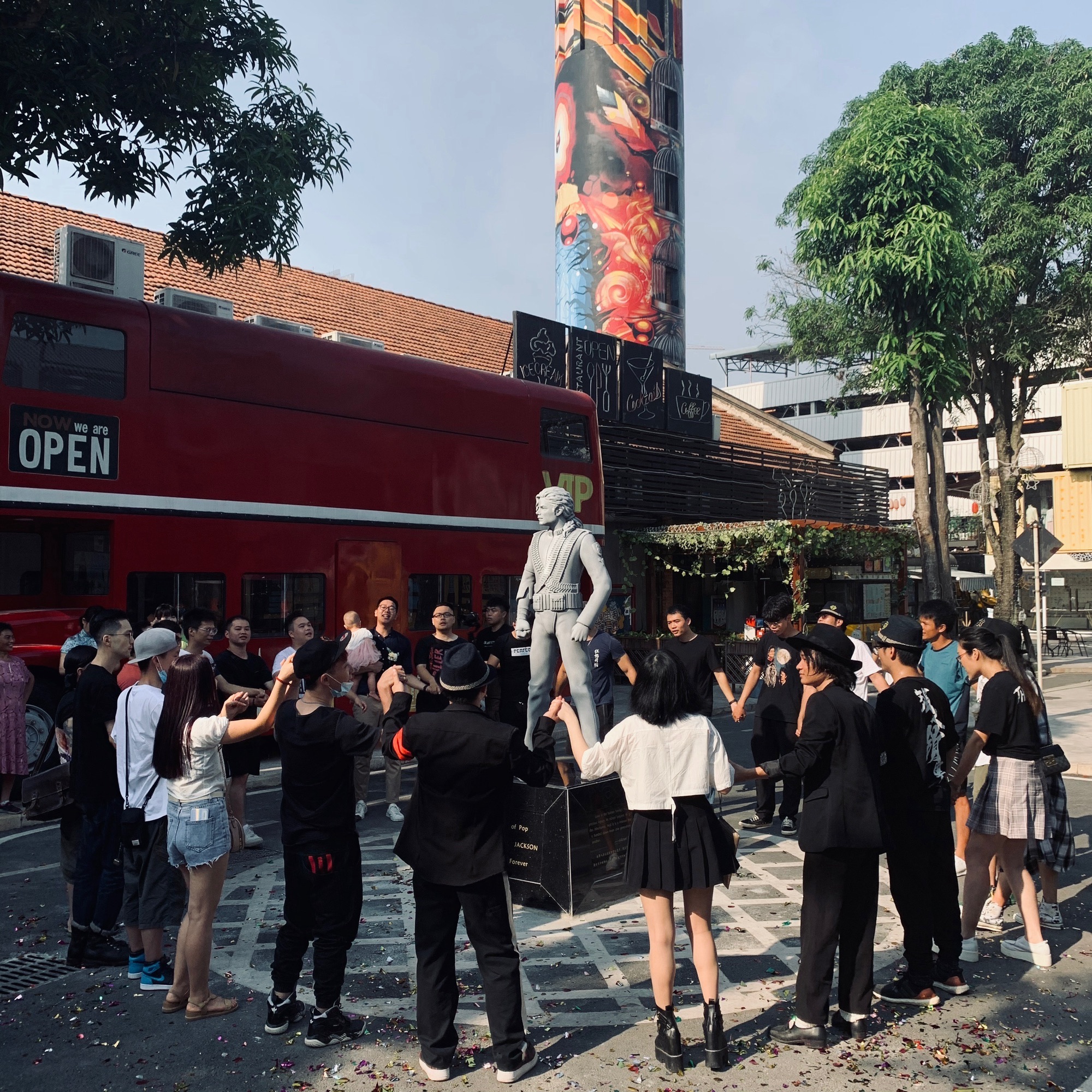 迈克尔杰克逊雕像旅行图片 2