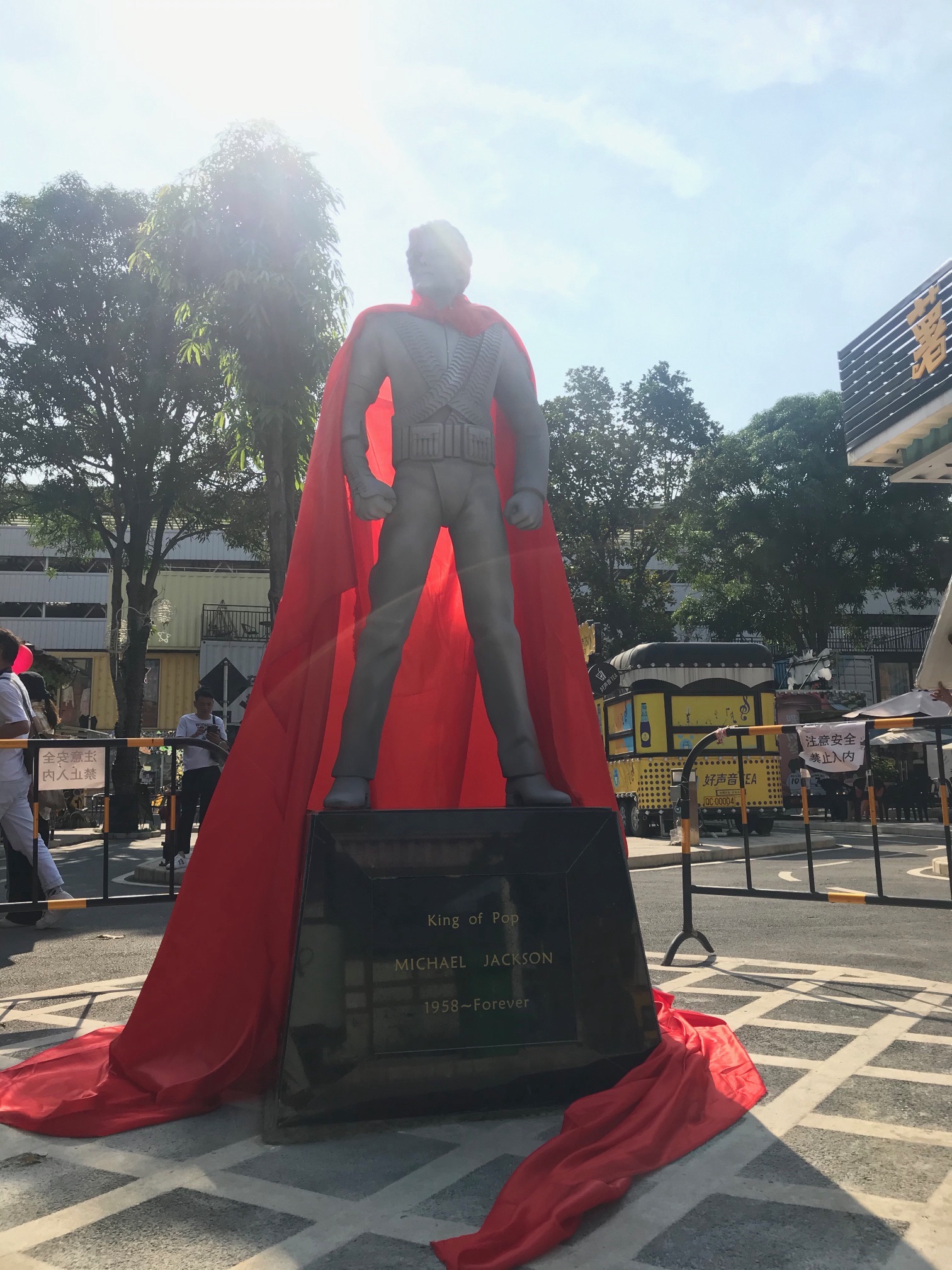 迈克尔杰克逊雕像旅行图片 3