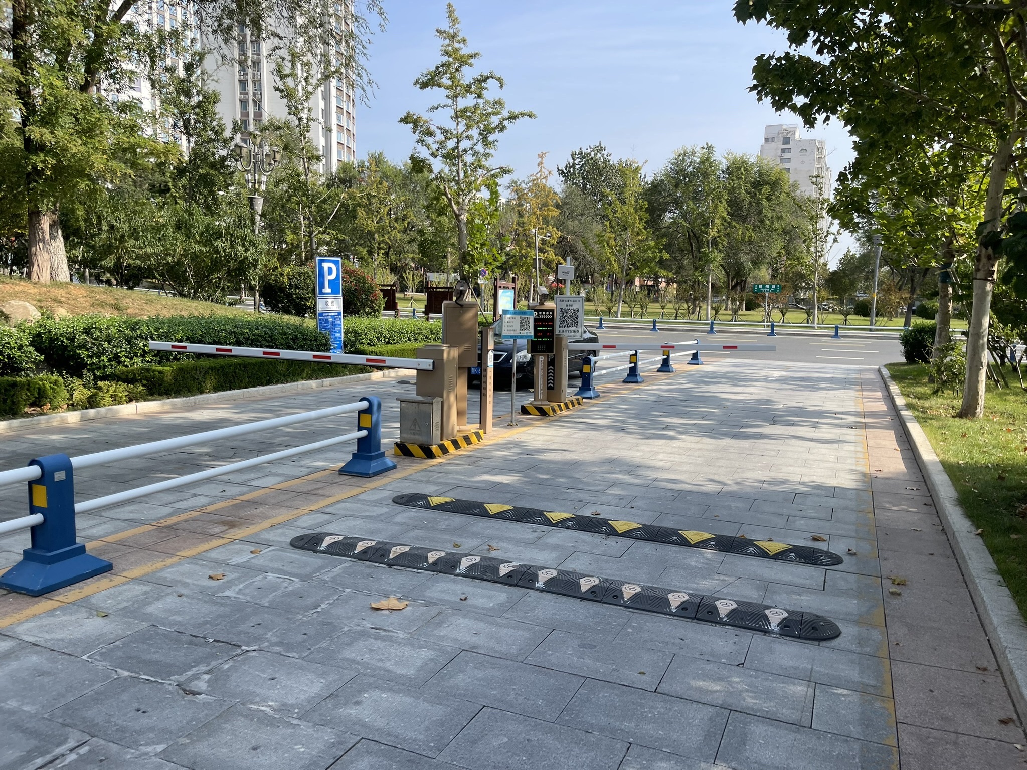 高新大厦地面停车场(出入口)