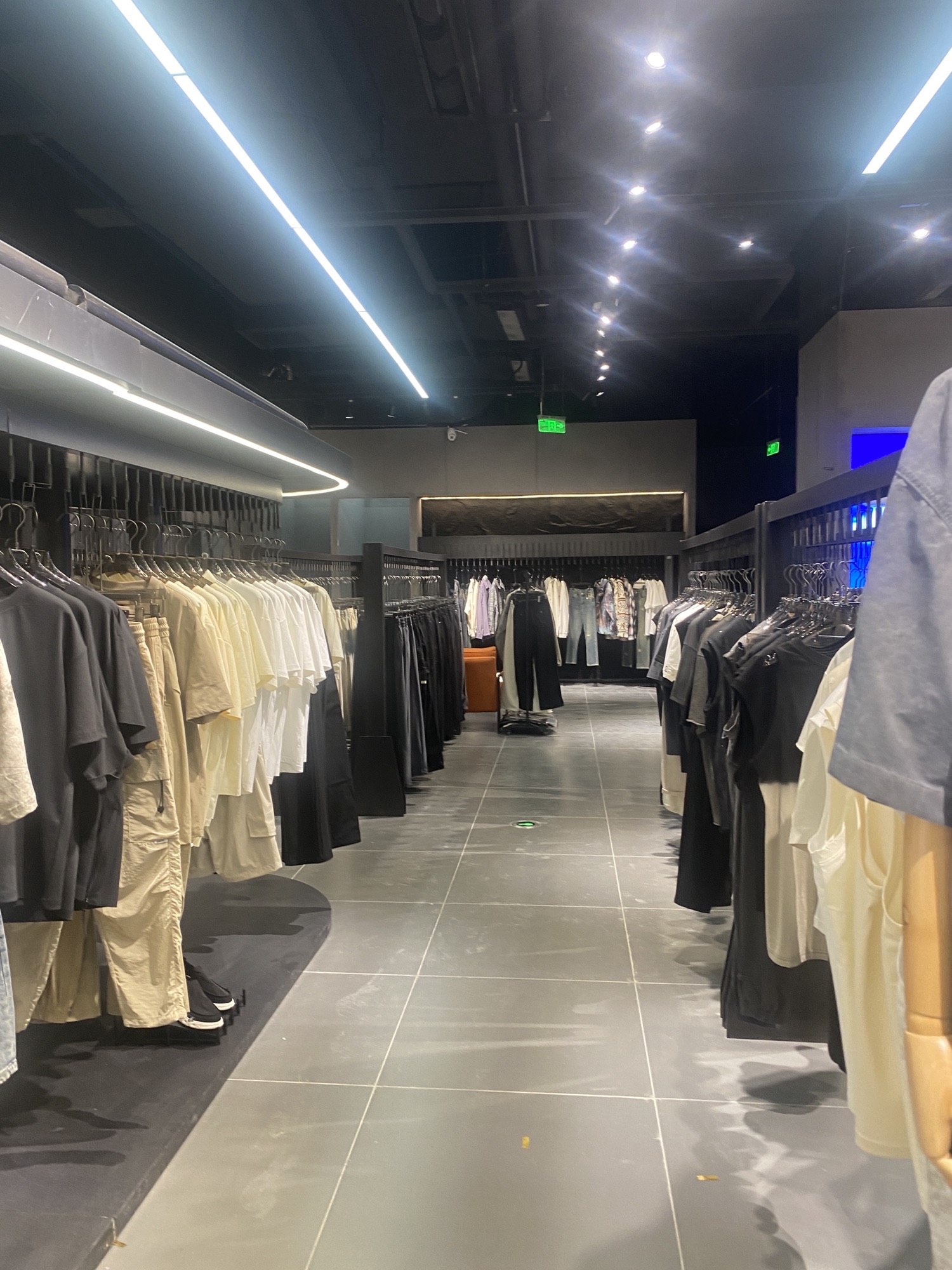 素拼男女装集合店