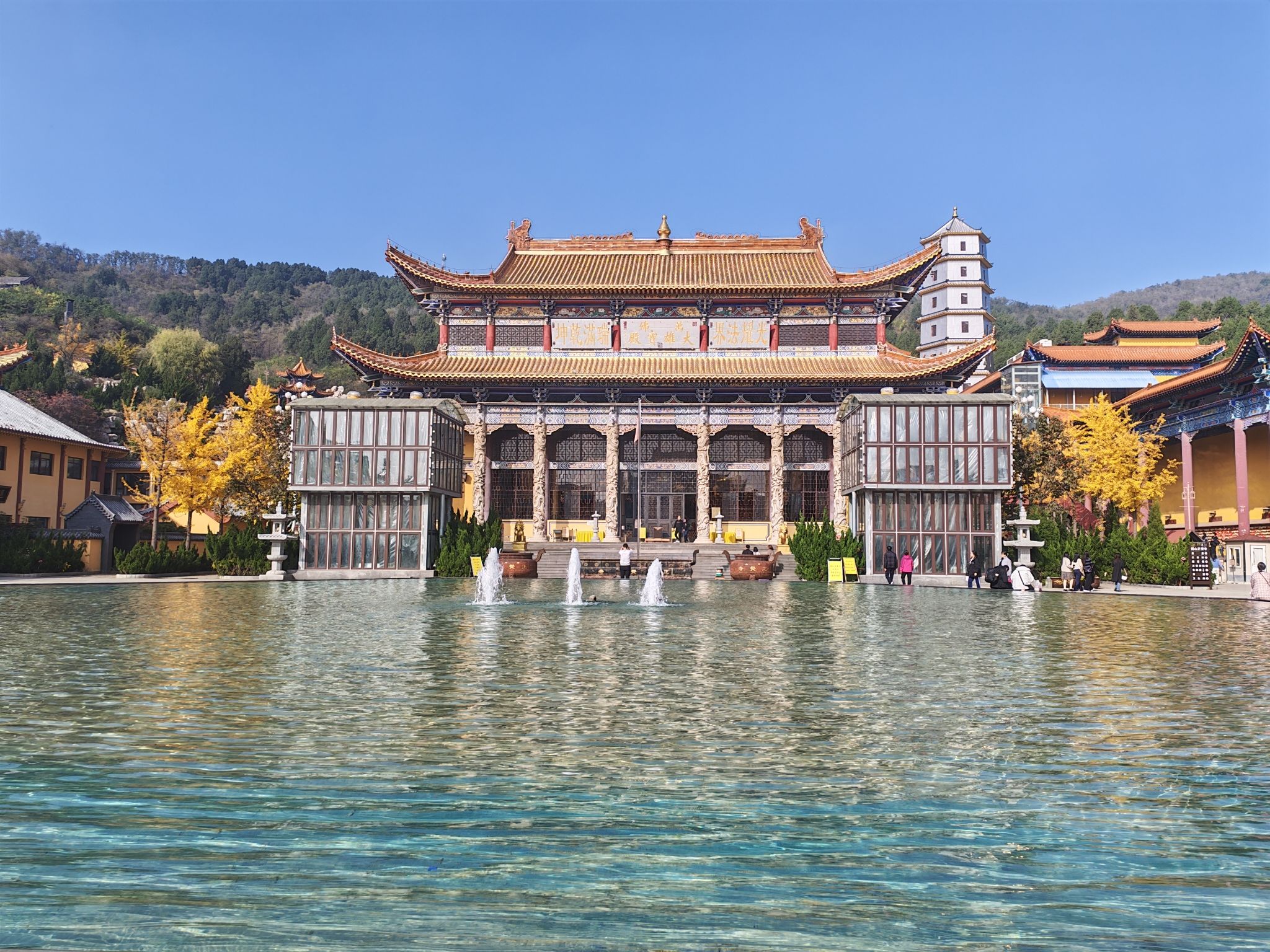 西方三圣殿实景照片