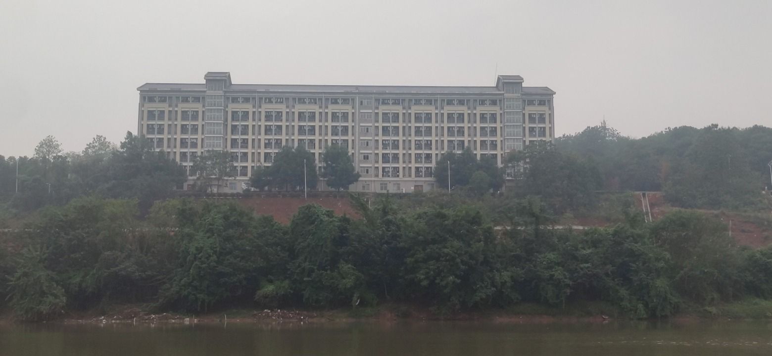 河畔学生休闲区旅行图片