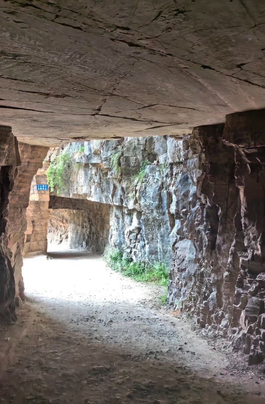 峡沟挂壁公路观景台旅行图片 3