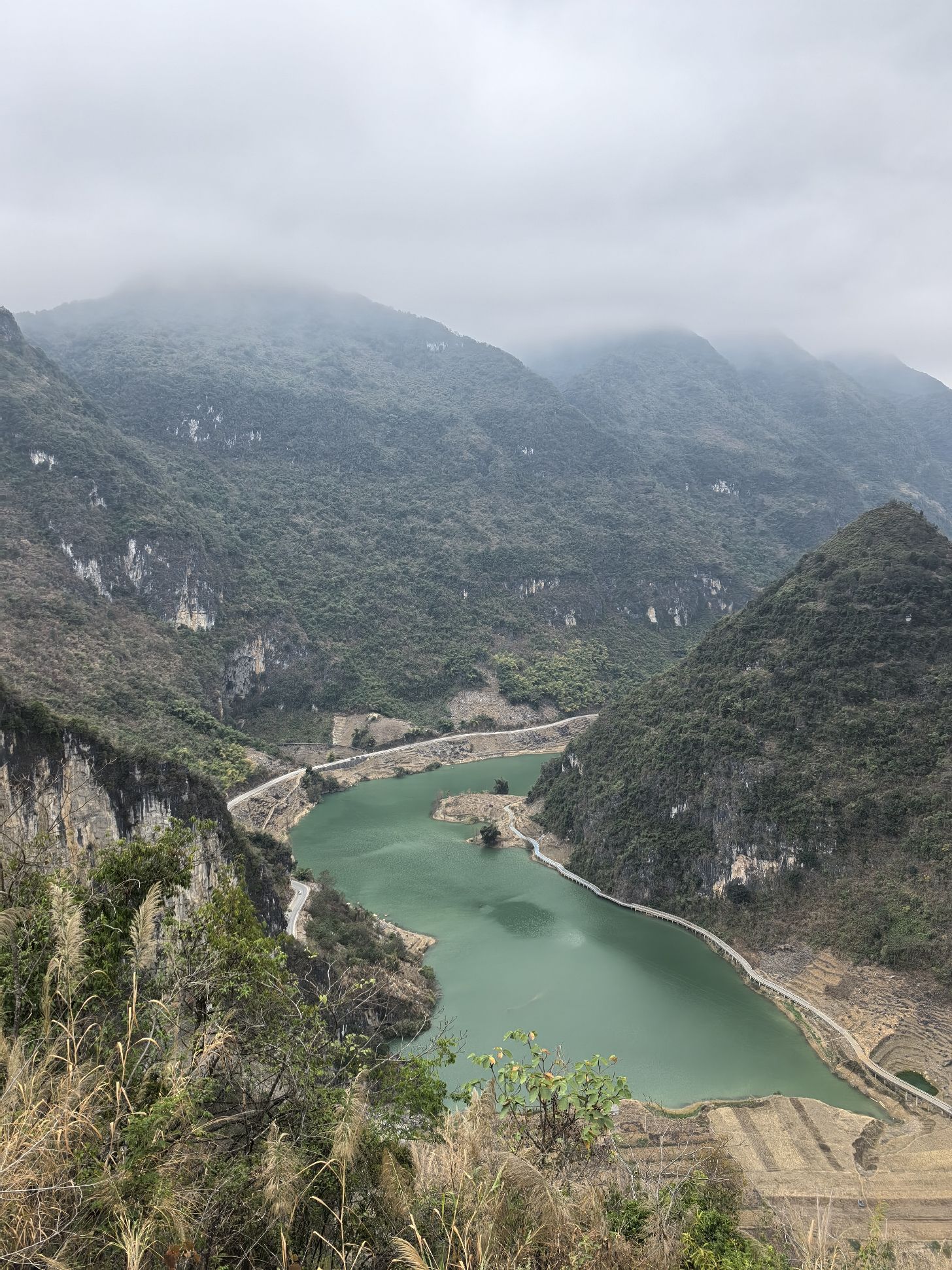 广西凌云县弄福公路人间奇迹纪念碑旅行图片 3
