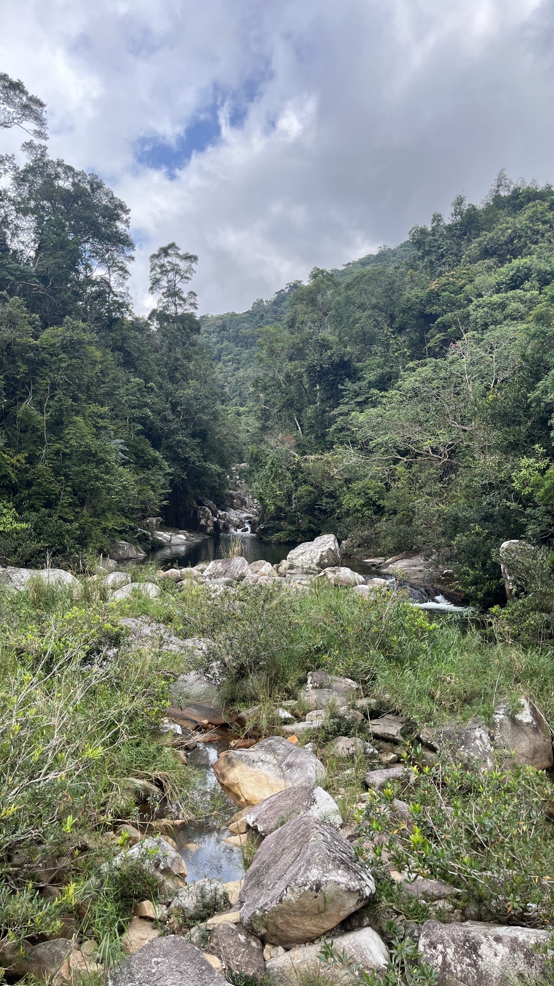 枫果山瀑布