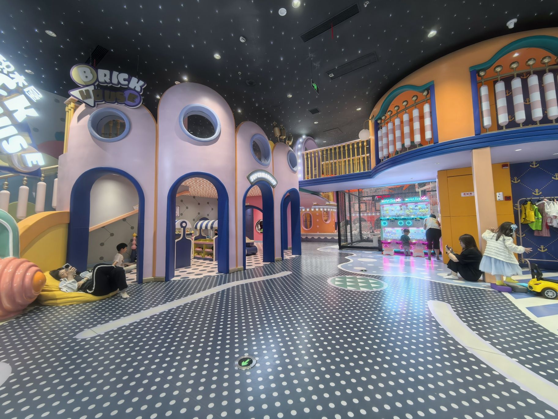 场地封面-玩在这儿·儿童乐园·亲子游乐场(万嘉商业广场店)