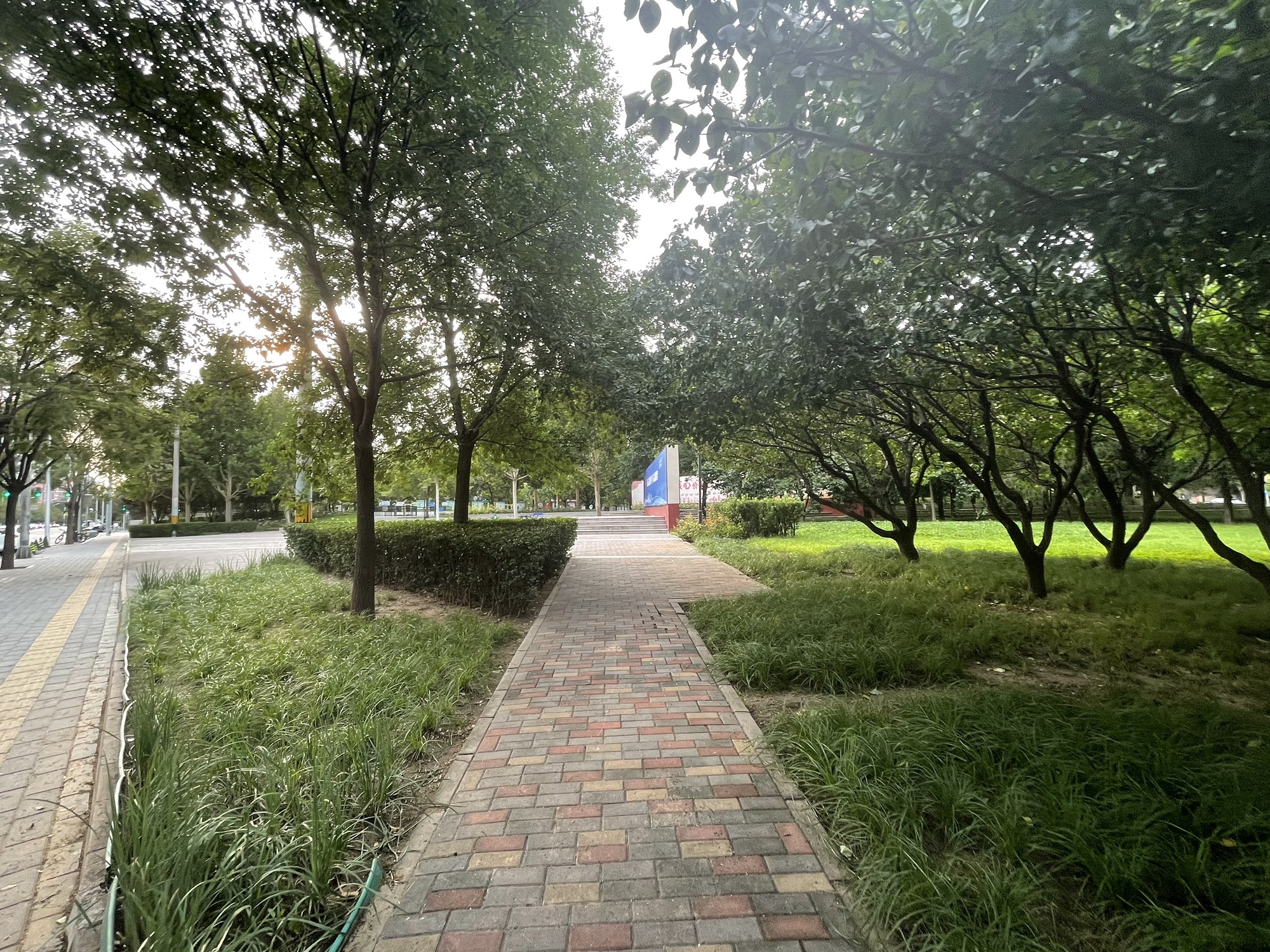 利泽东街东口三角地