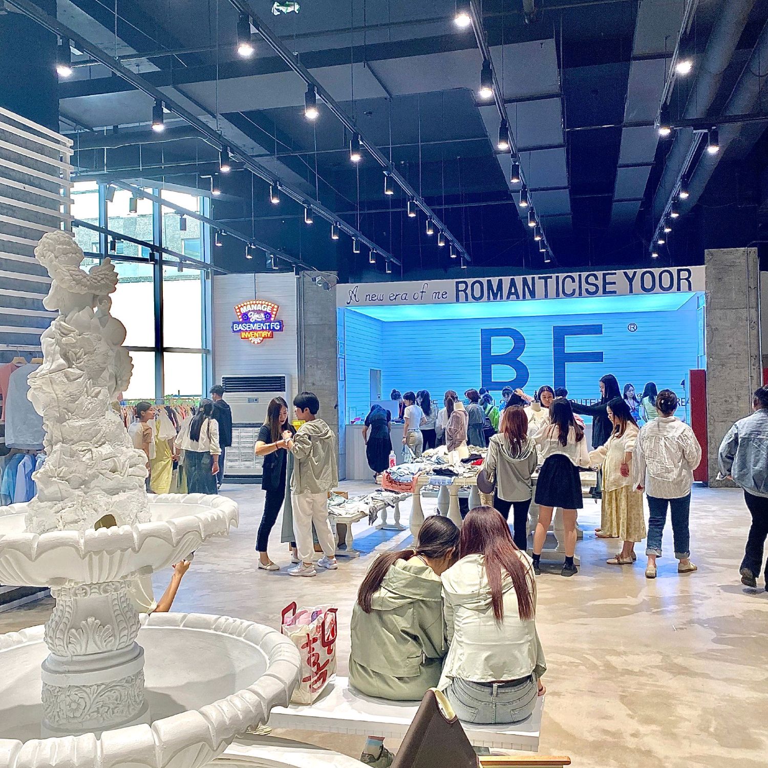 BF仓储女装店